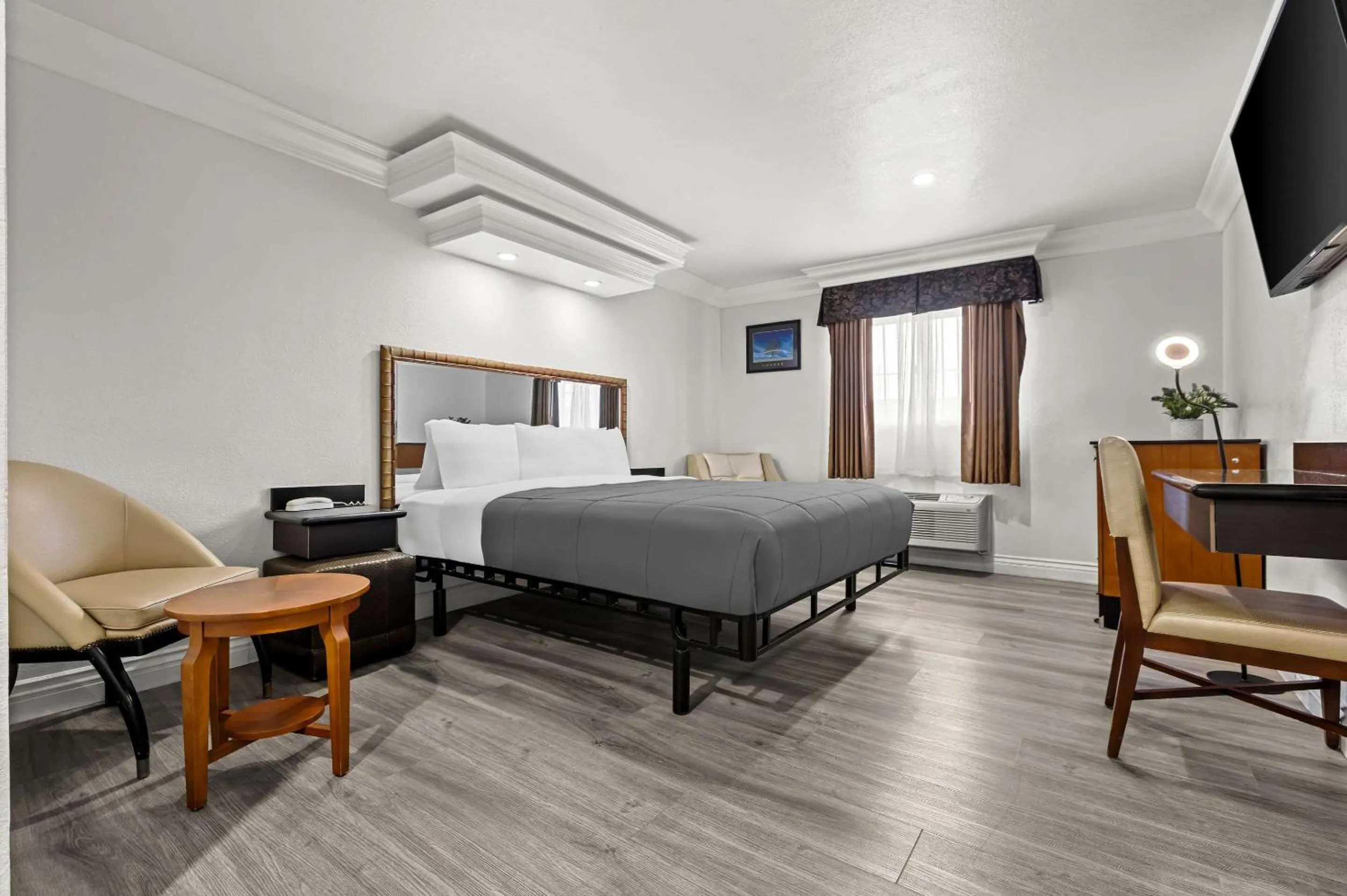 Bedroom, Bed in Rodeway Inn Santa Ana - Garden Grove