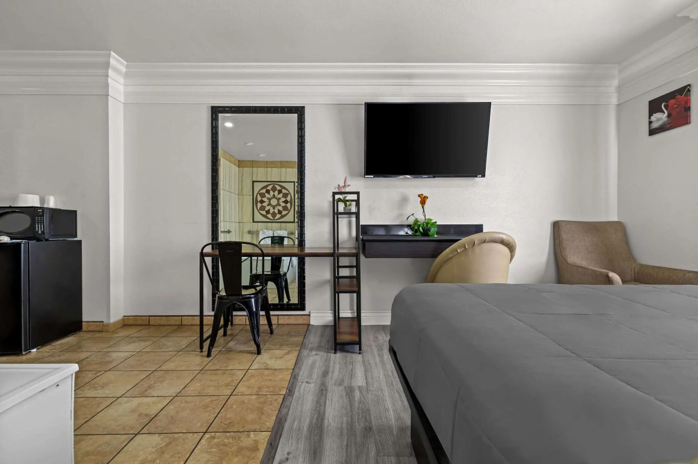 Bedroom, Bed in Rodeway Inn Santa Ana - Garden Grove