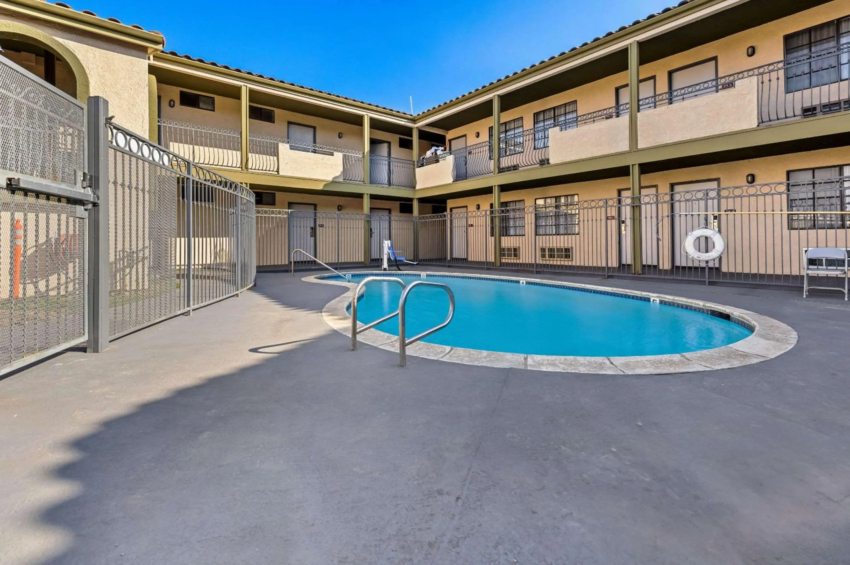 Swimming pool in Rodeway Inn Santa Ana - Garden Grove
