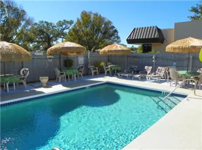 Swimming pool in Island Breeze Inn - Venice