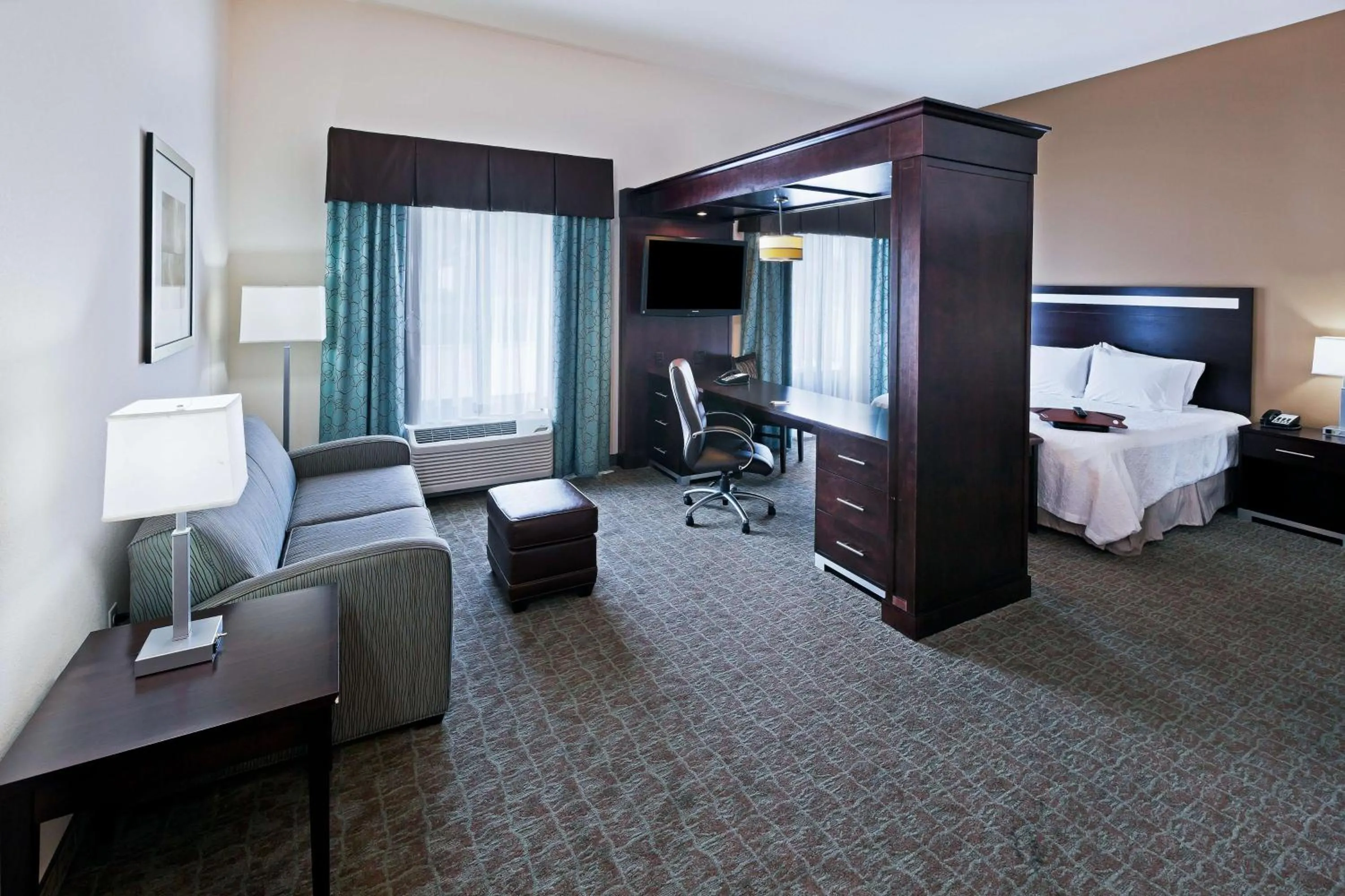 Bed in Hampton Inn & Suites Liberal