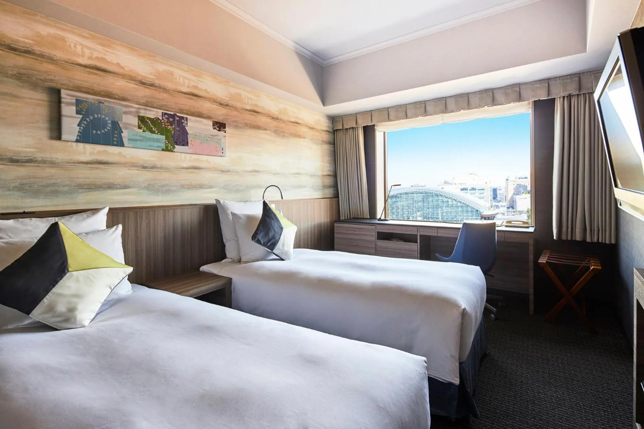 Photo of the whole room, Bed in ANA Crowne Plaza Kanazawa by IHG