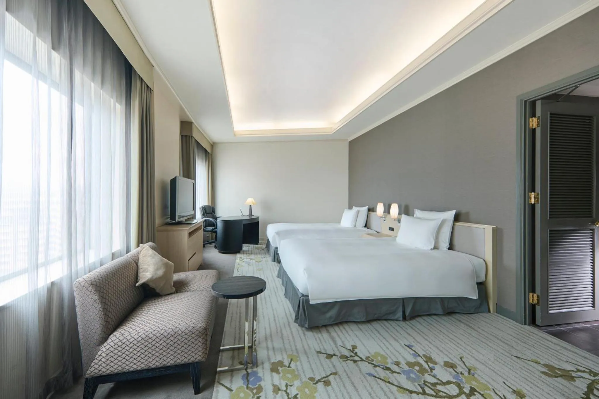 Photo of the whole room, Bed in ANA Crowne Plaza Kanazawa by IHG