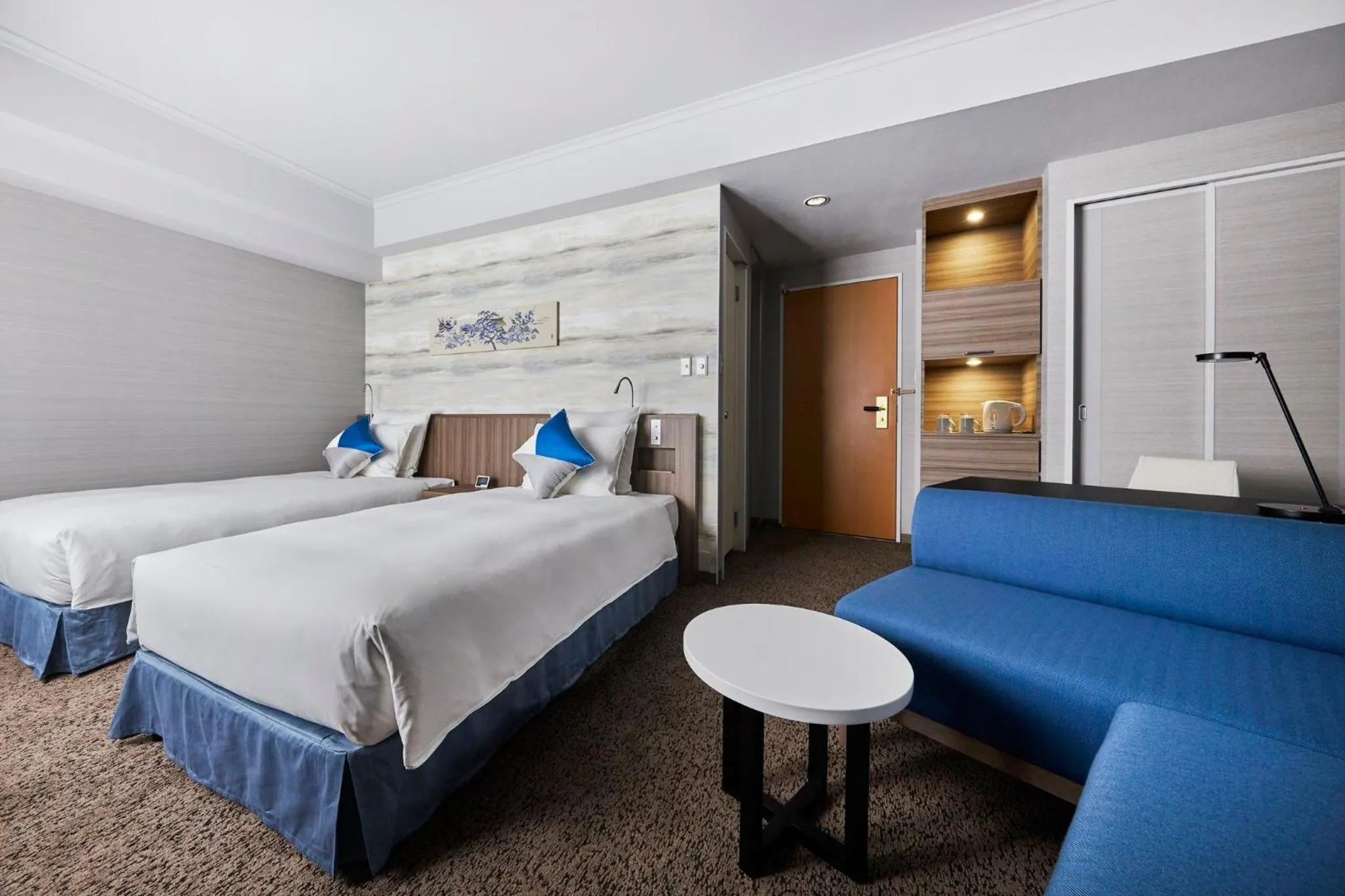 Photo of the whole room, Bed in ANA Crowne Plaza Kanazawa by IHG