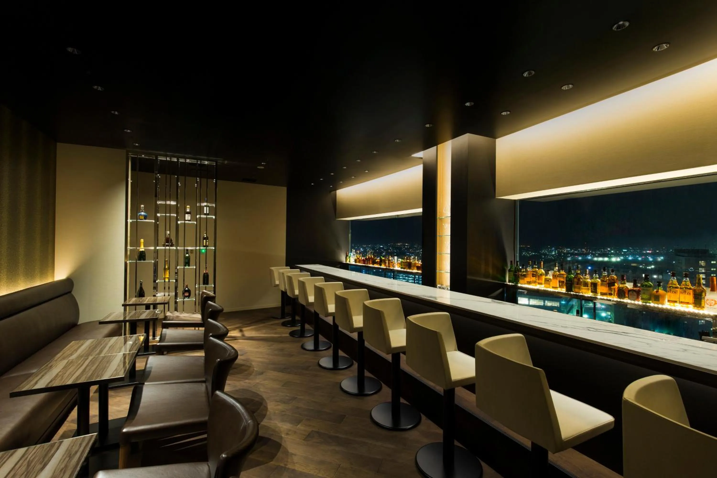 Lounge or bar in ANA Crowne Plaza Kanazawa by IHG