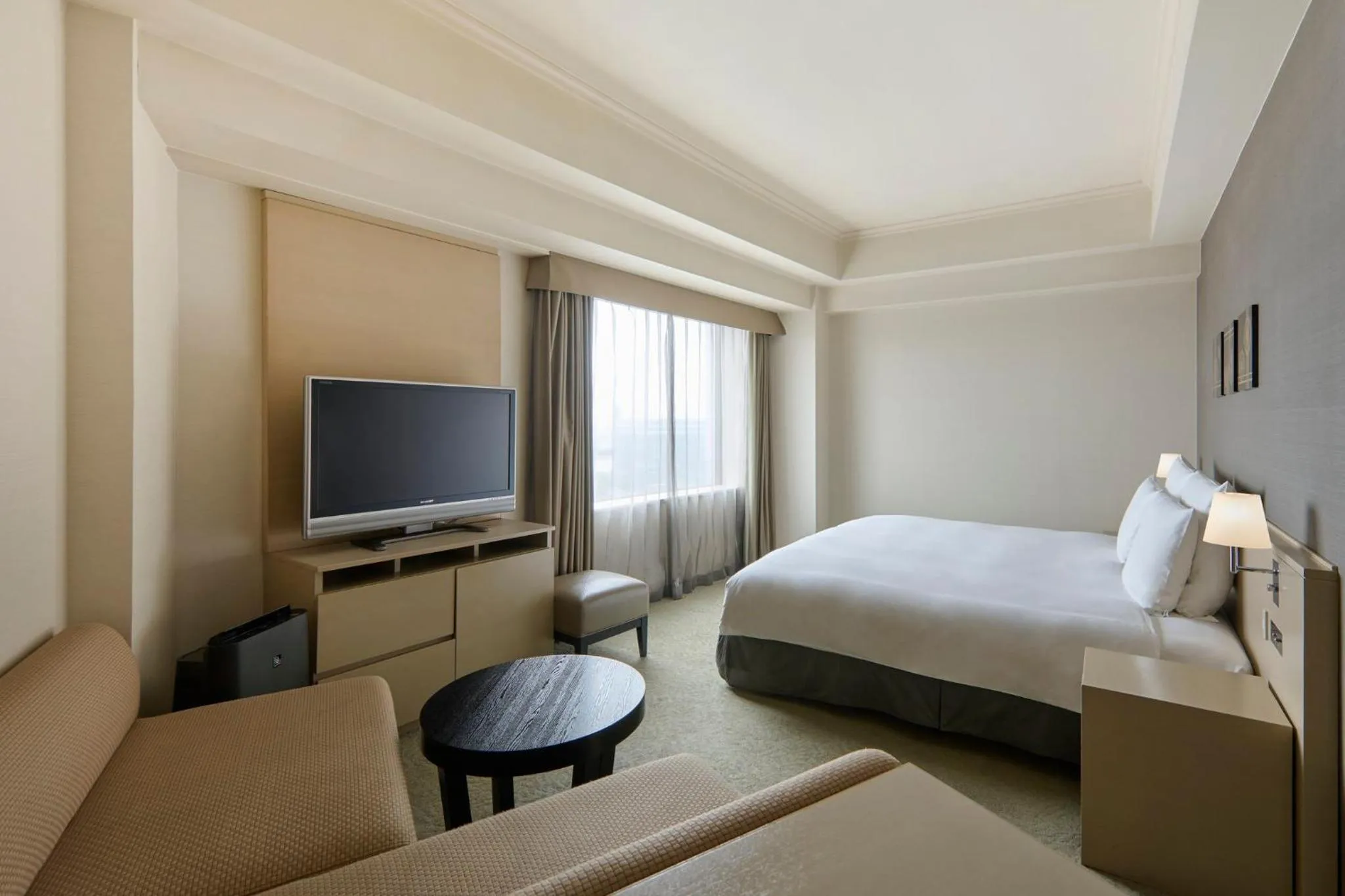 Photo of the whole room, Bed in ANA Crowne Plaza Kanazawa by IHG