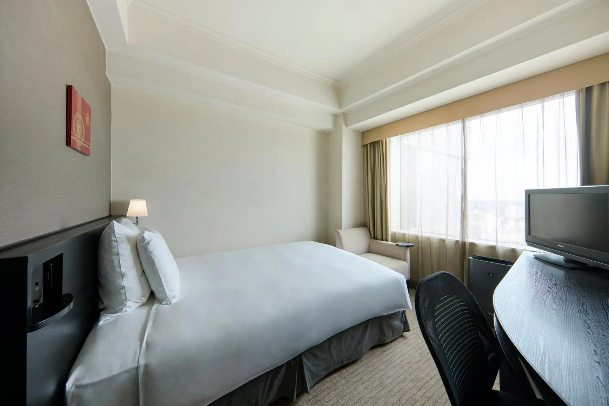 Photo of the whole room, Bed in ANA Crowne Plaza Kanazawa by IHG