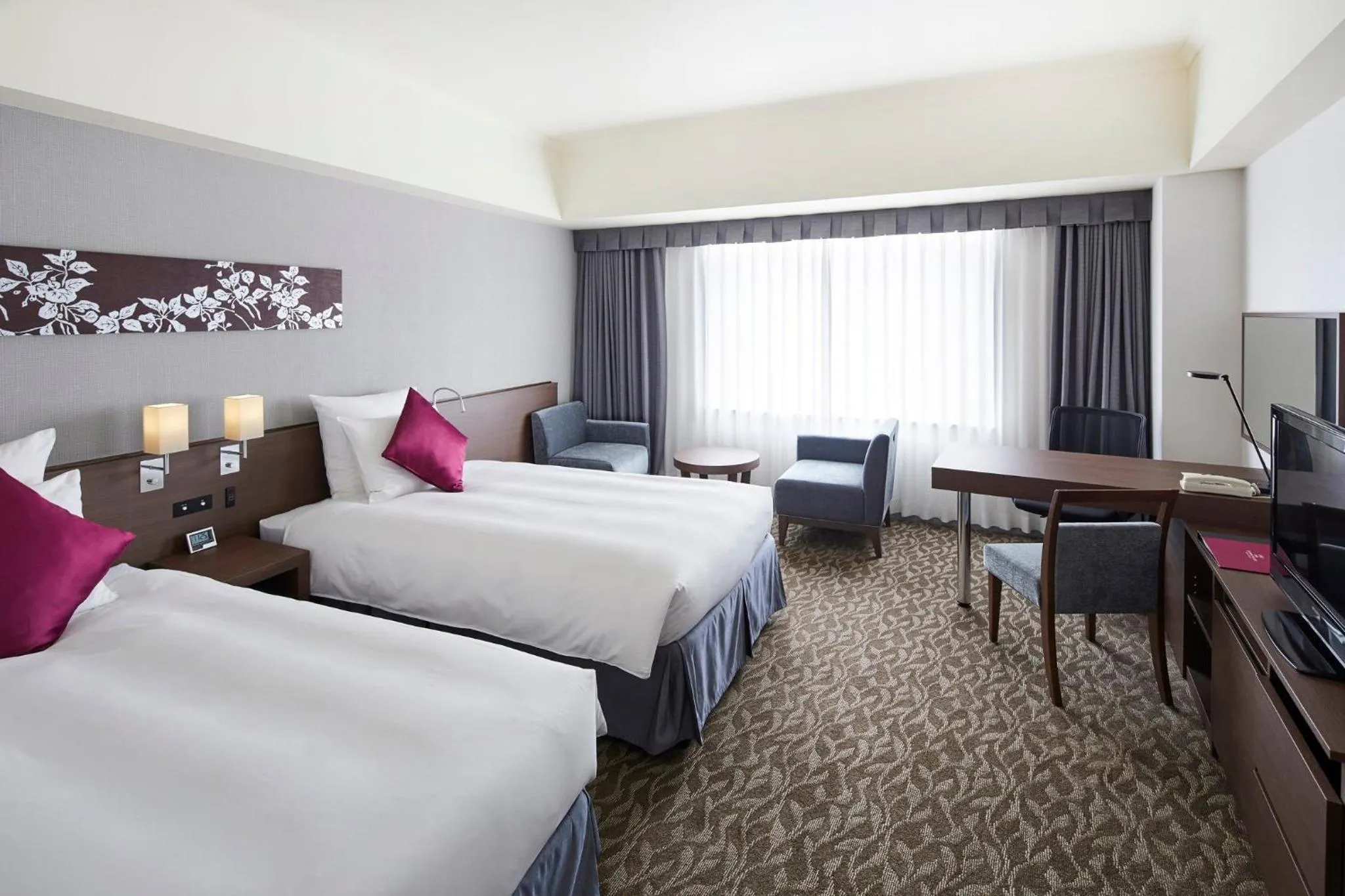 Photo of the whole room, Bed in ANA Crowne Plaza Kanazawa by IHG