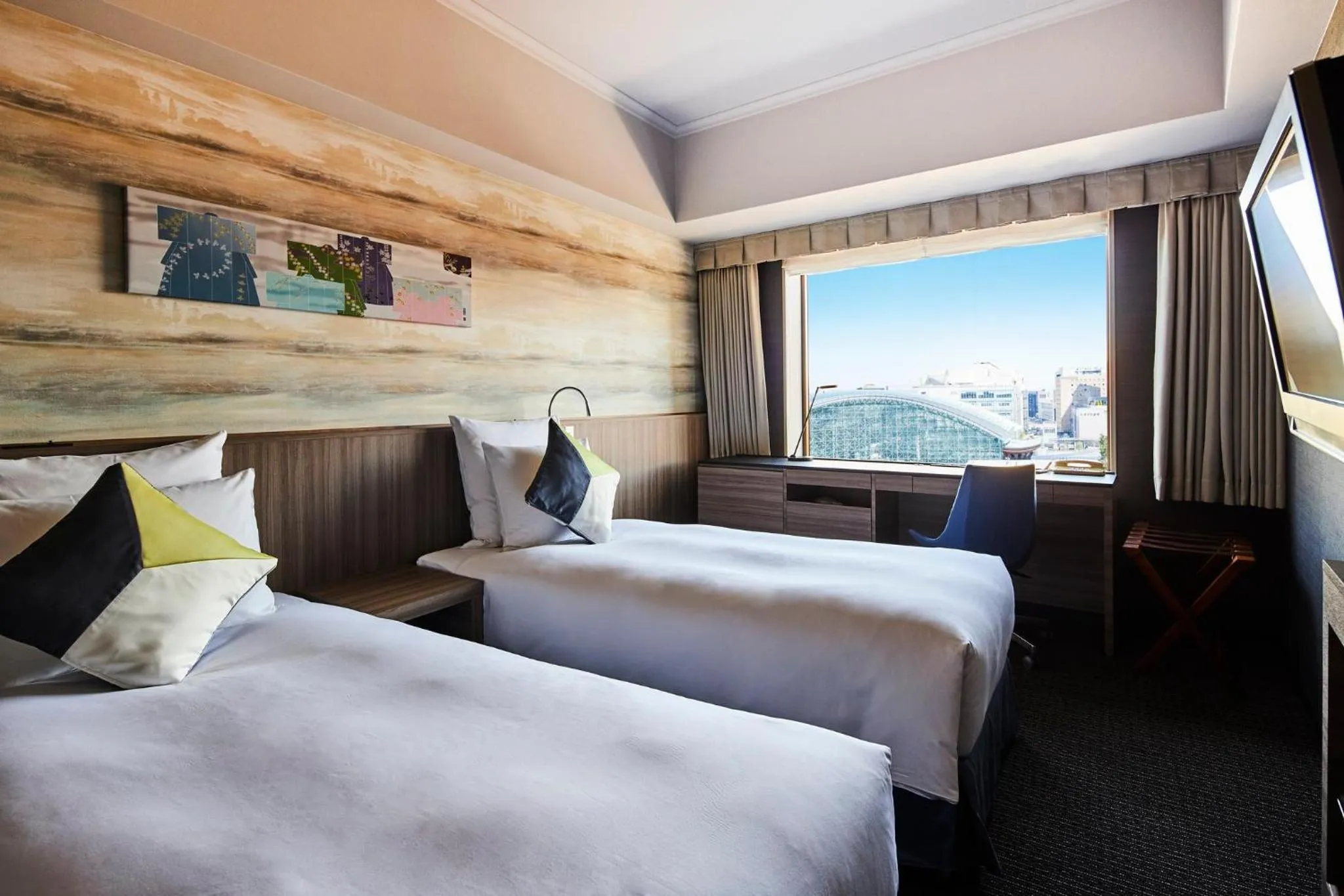 Photo of the whole room, Bed in ANA Crowne Plaza Kanazawa by IHG