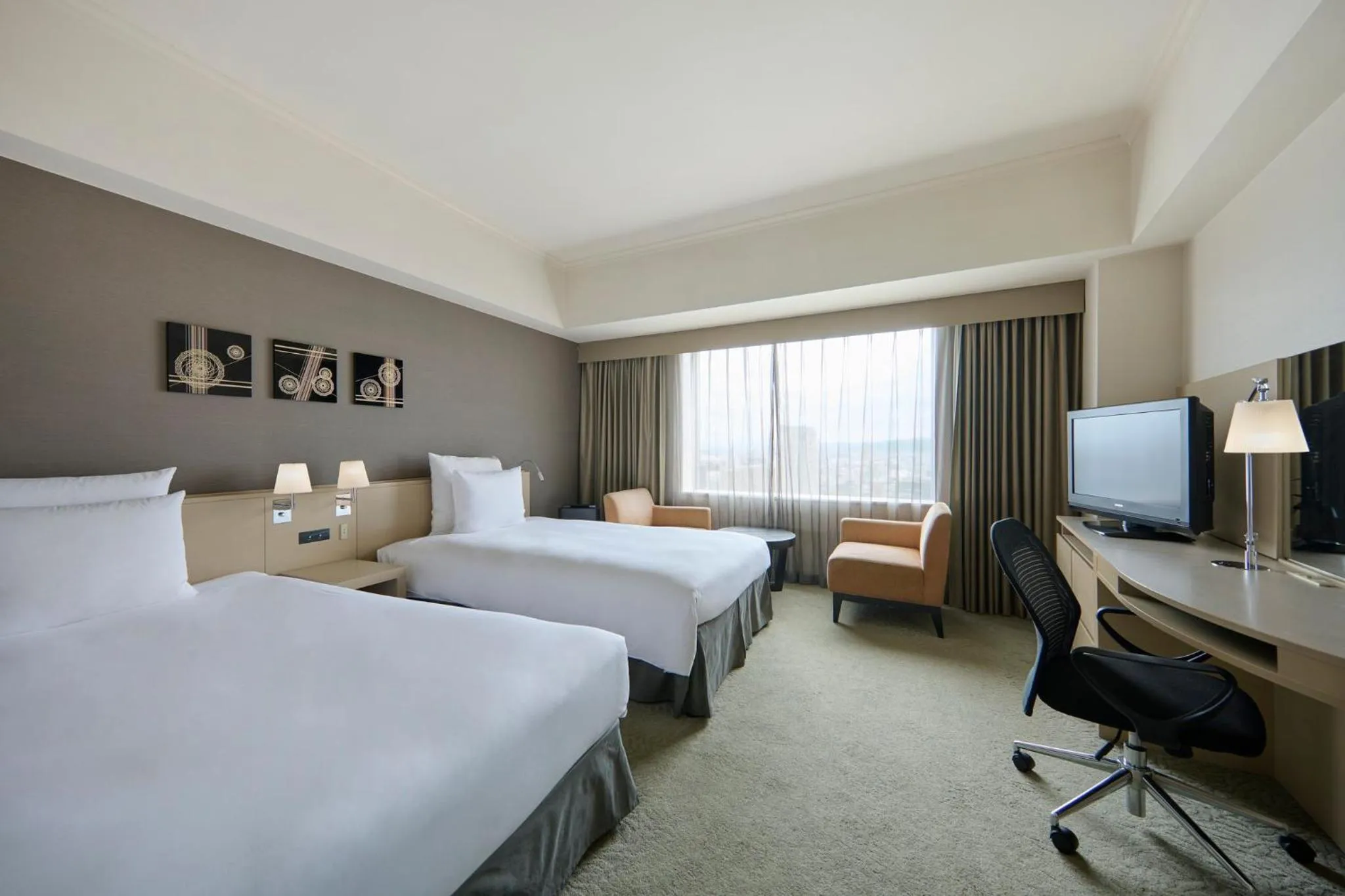Photo of the whole room, Bed in ANA Crowne Plaza Kanazawa by IHG