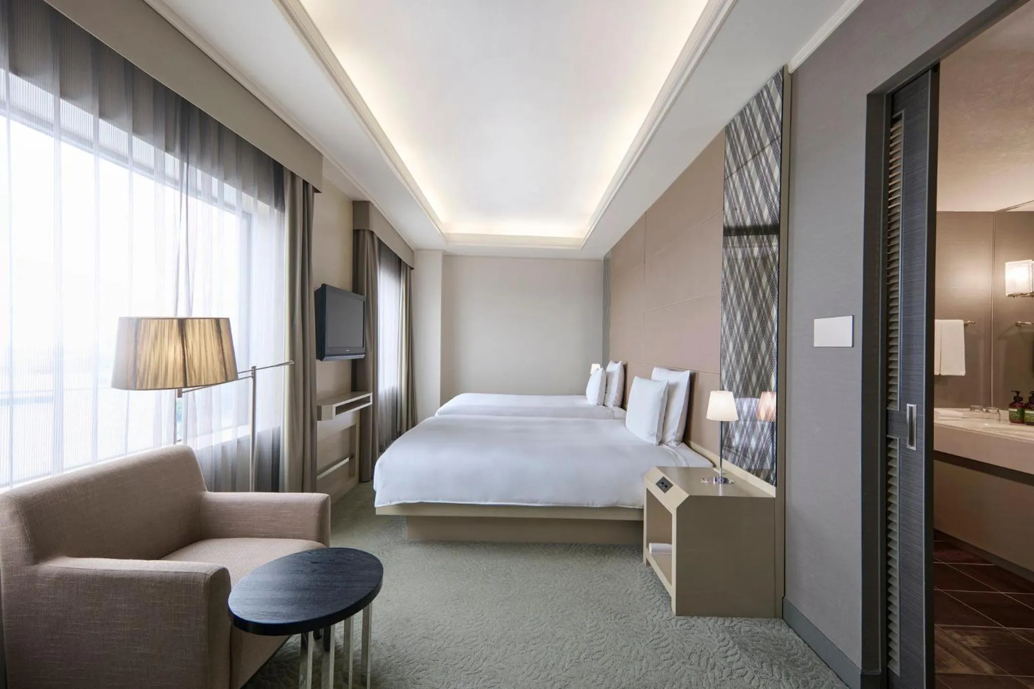 Photo of the whole room, Bed in ANA Crowne Plaza Kanazawa by IHG