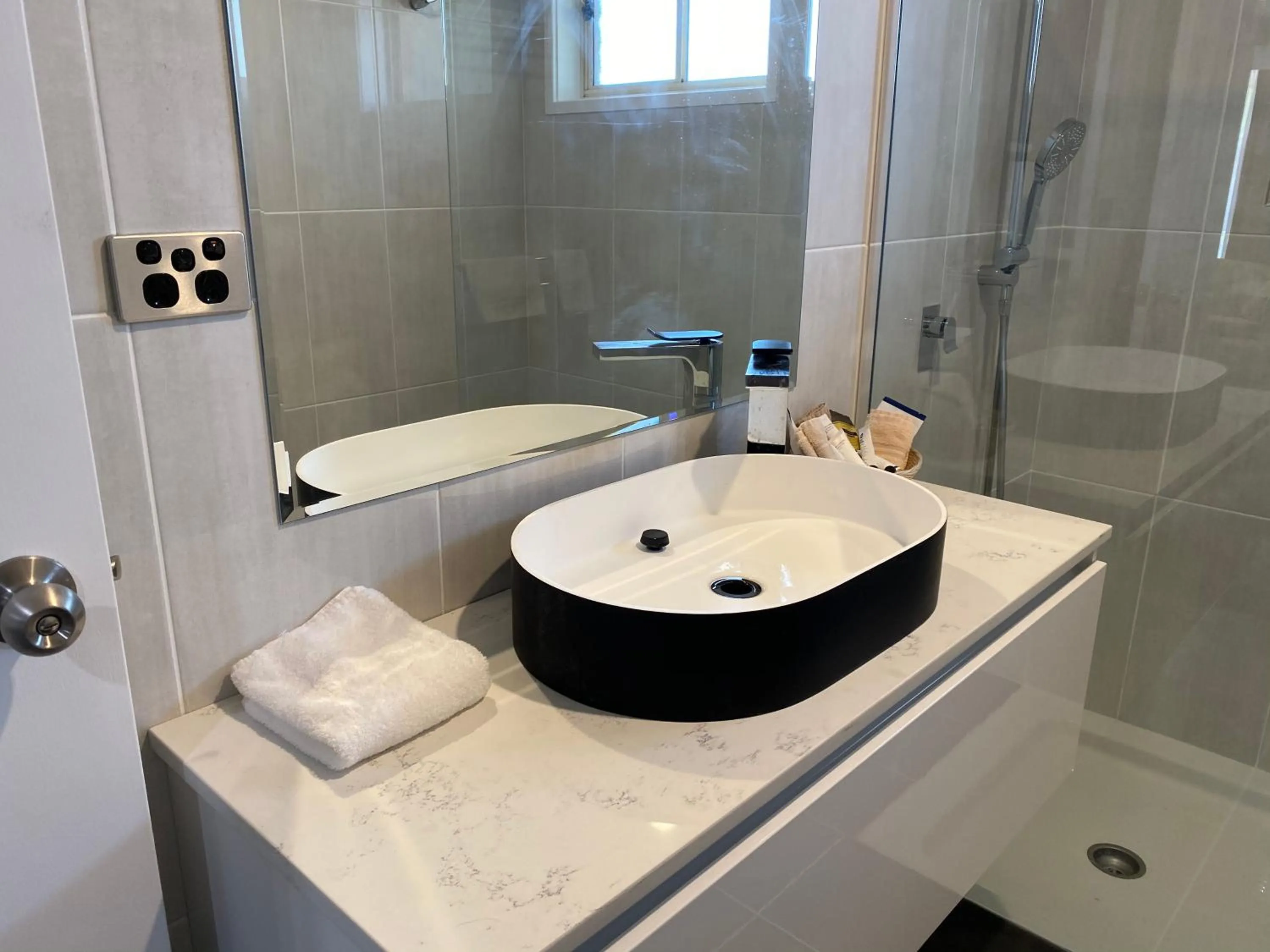 Bathroom in Best Western Plus All Settlers Motor Inn