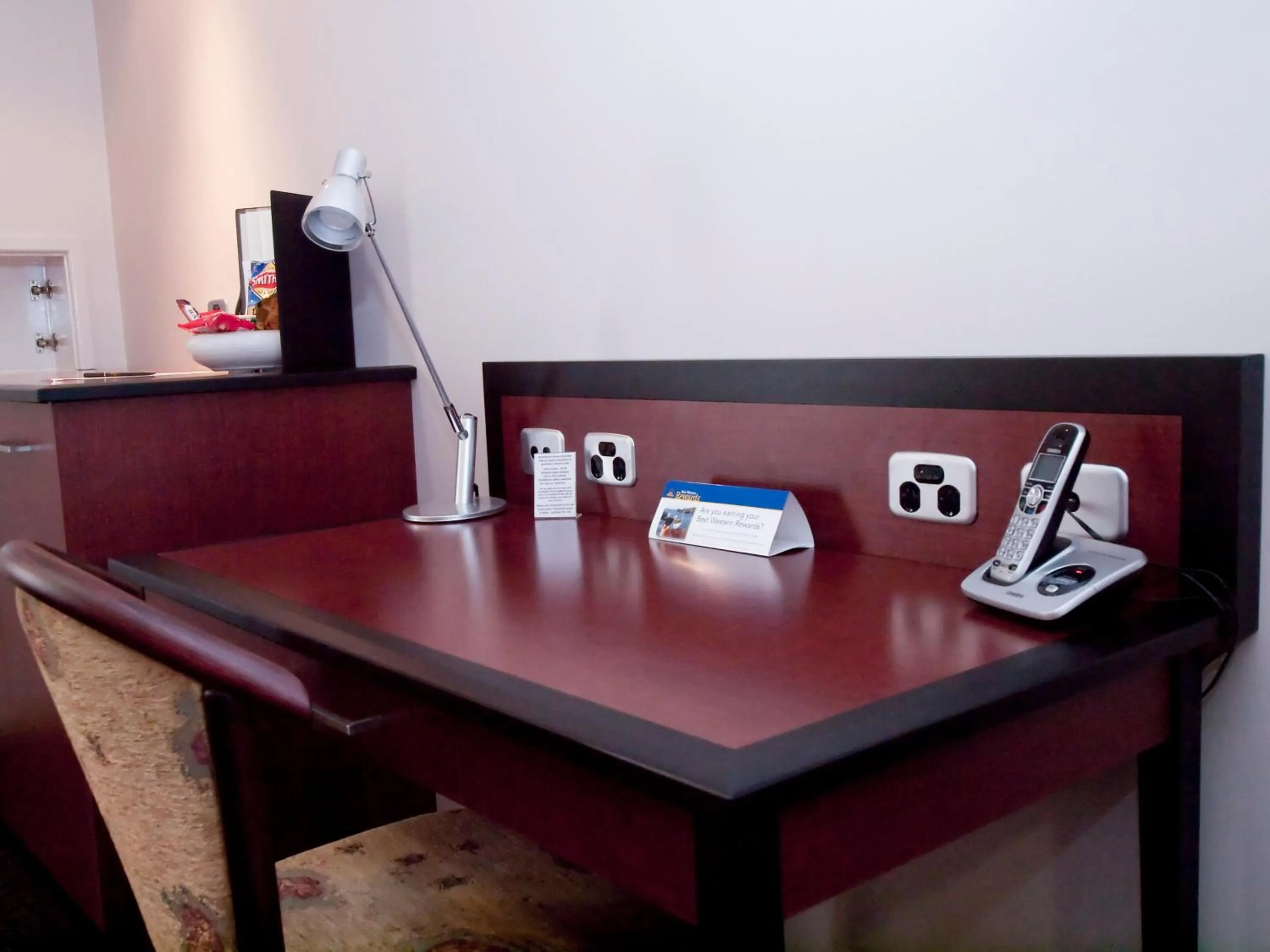 Bedroom in Best Western Plus All Settlers Motor Inn