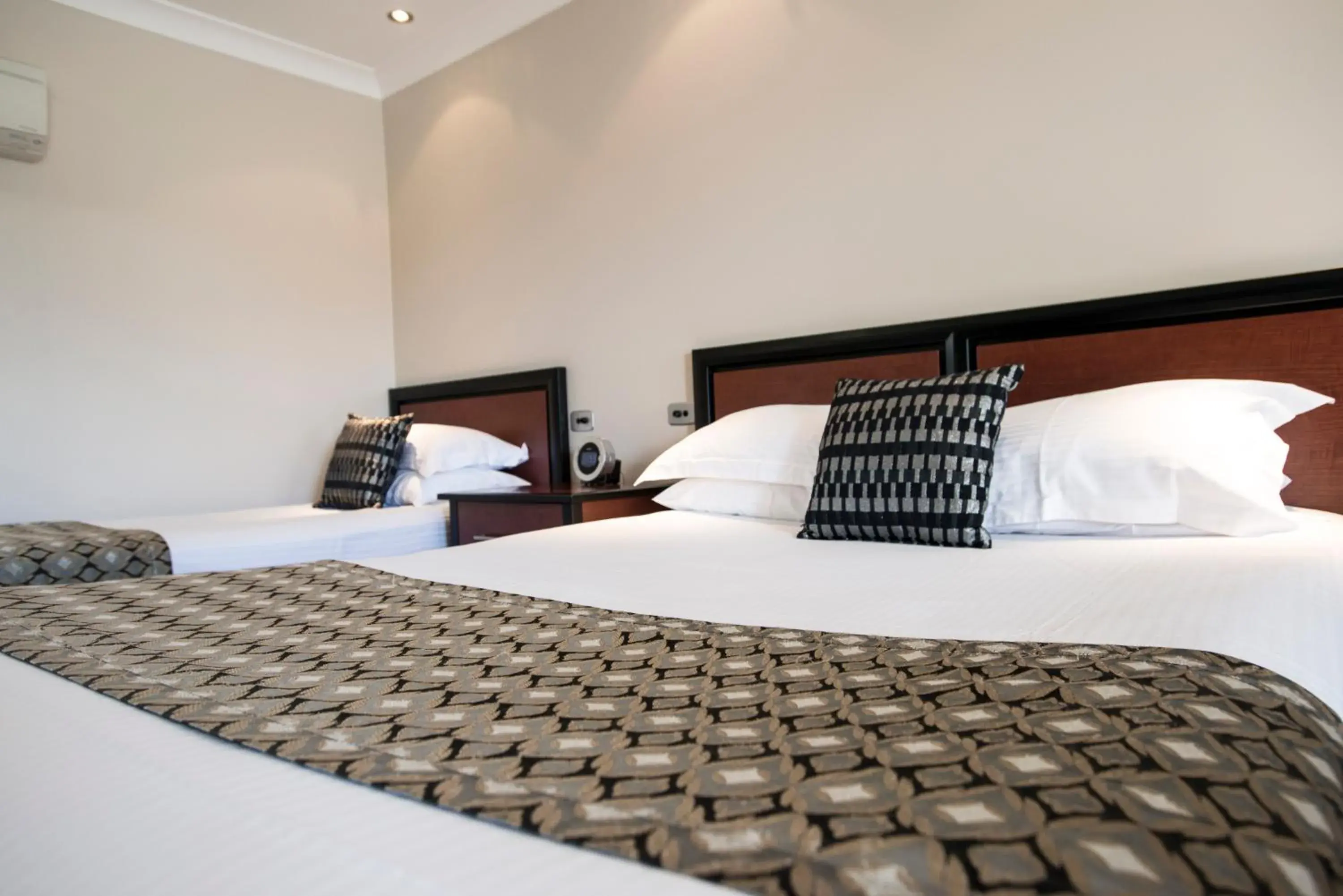 Superior Twin Room with Spa Bath in Best Western Plus All Settlers Motor Inn Superior Twin Room with Spa Bath in Best Western Plus All Settlers Motor Inn