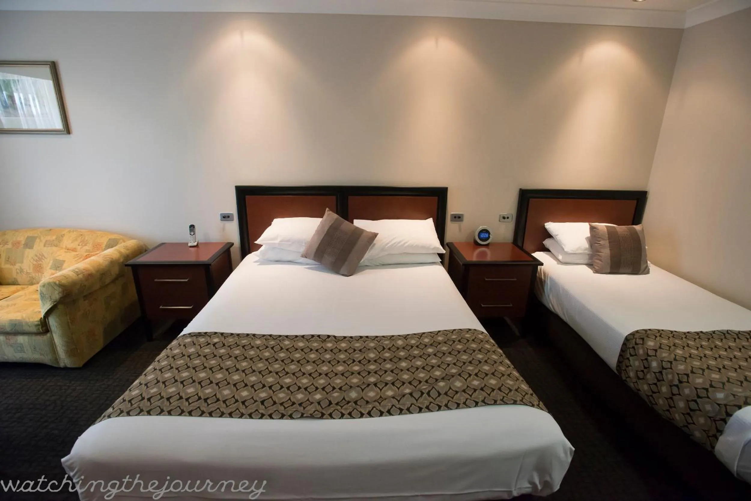 Bed in Best Western Plus All Settlers Motor Inn