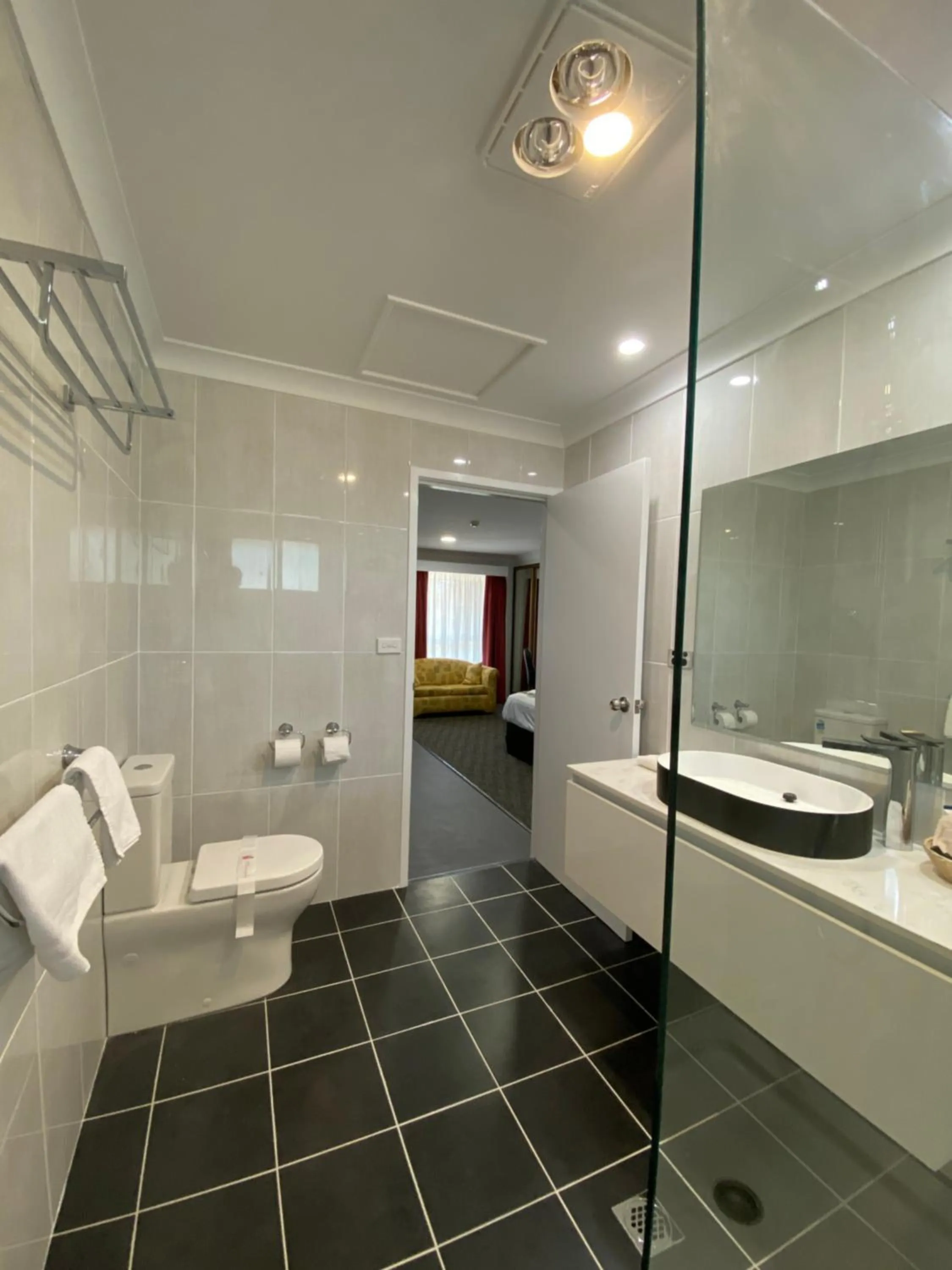 Shower in Best Western Plus All Settlers Motor Inn