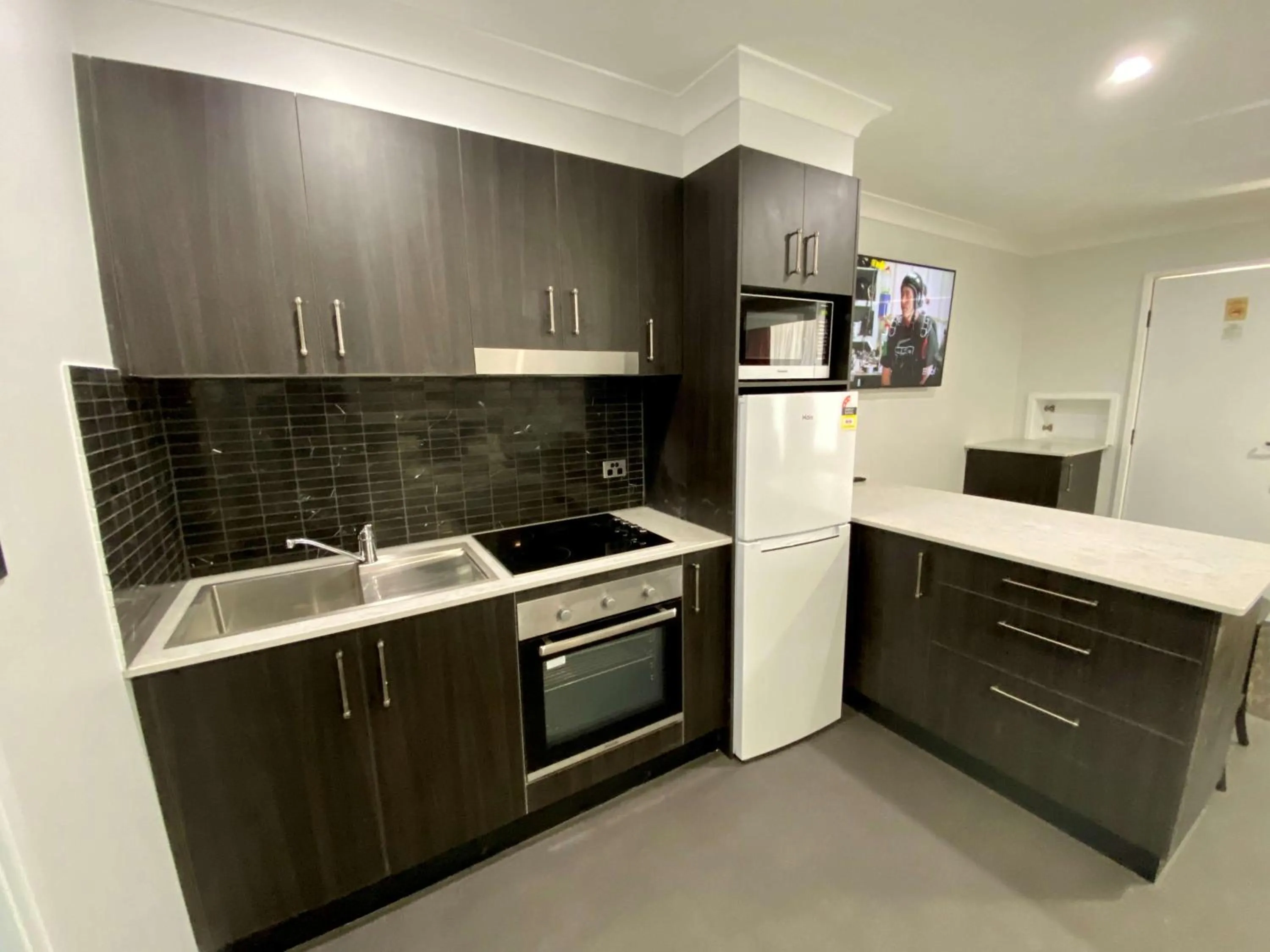 Kitchen or kitchenette in Best Western Plus All Settlers Motor Inn