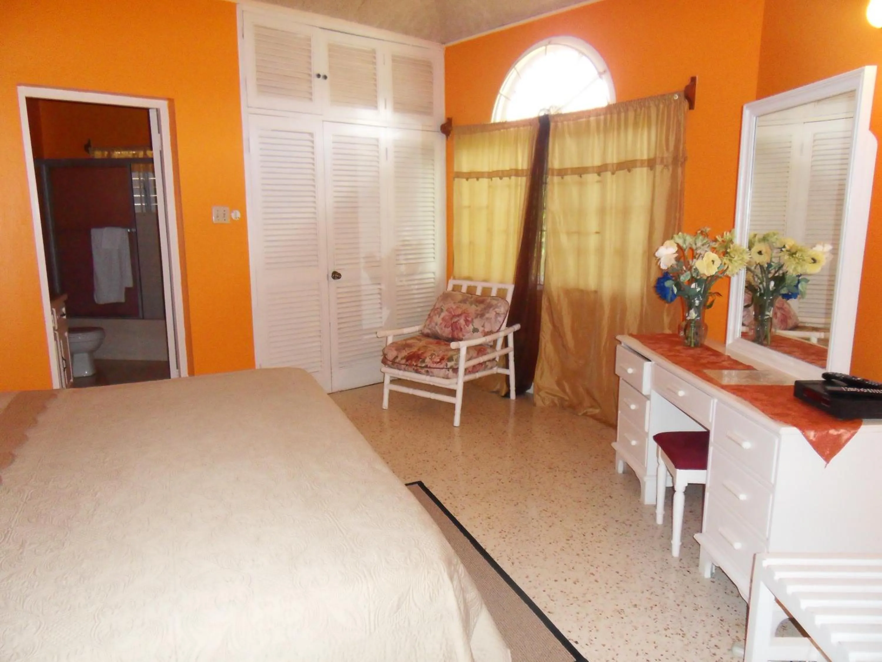 Bedroom, Bed in Whistling Villa Runaway Bay