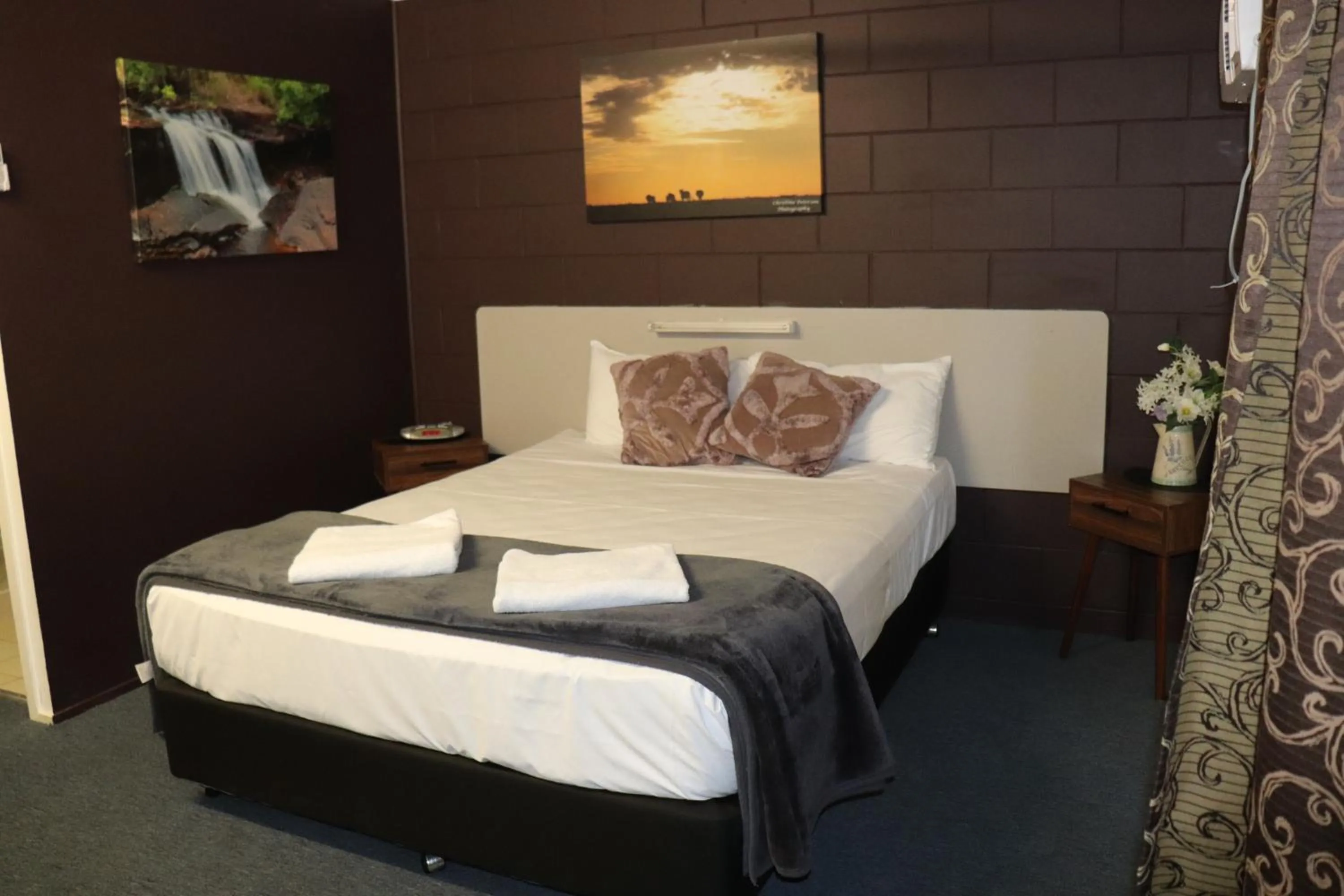 Bed in Spanish Lace Motor Inn