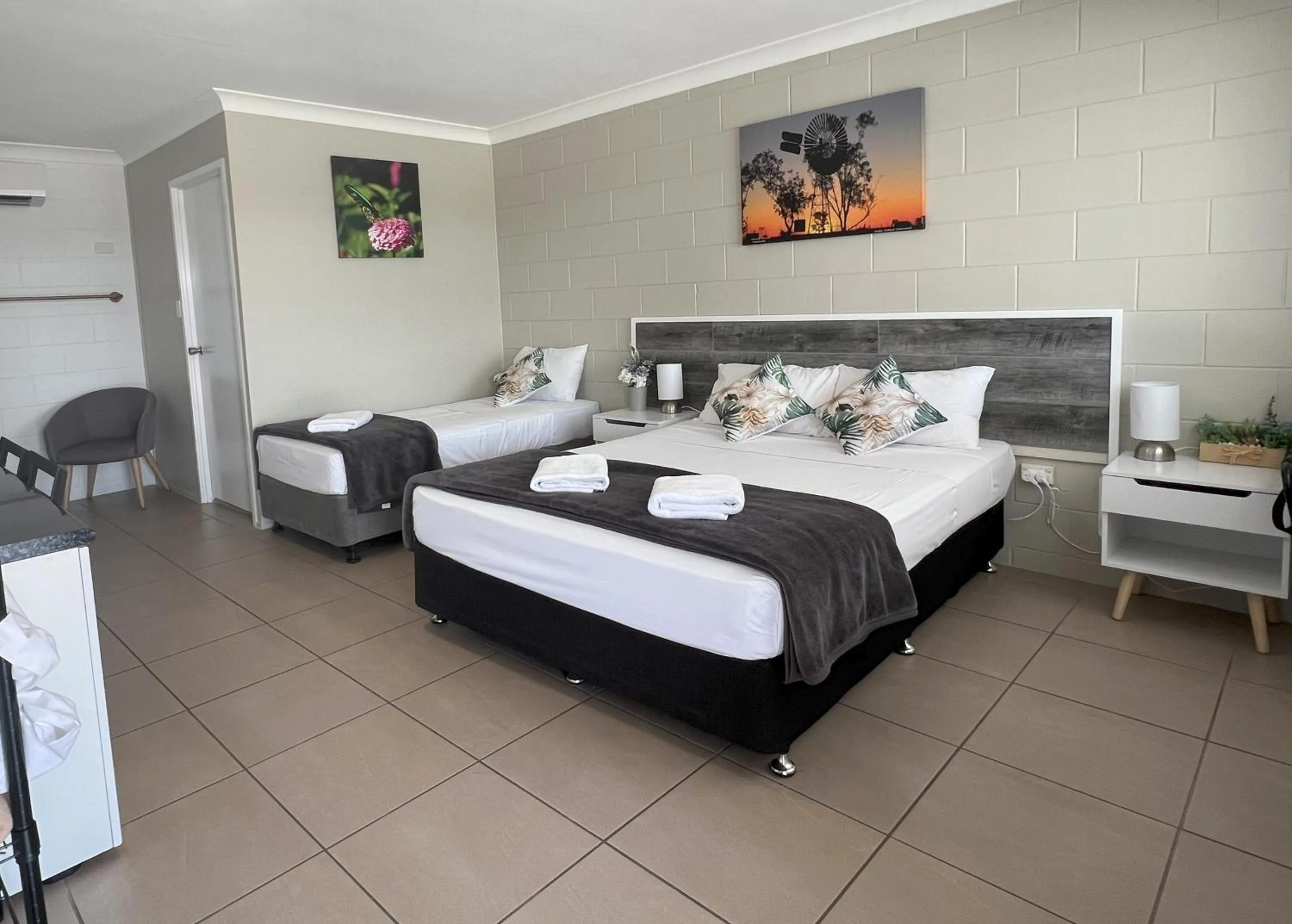 Photo of the whole room, Bed in Spanish Lace Motor Inn