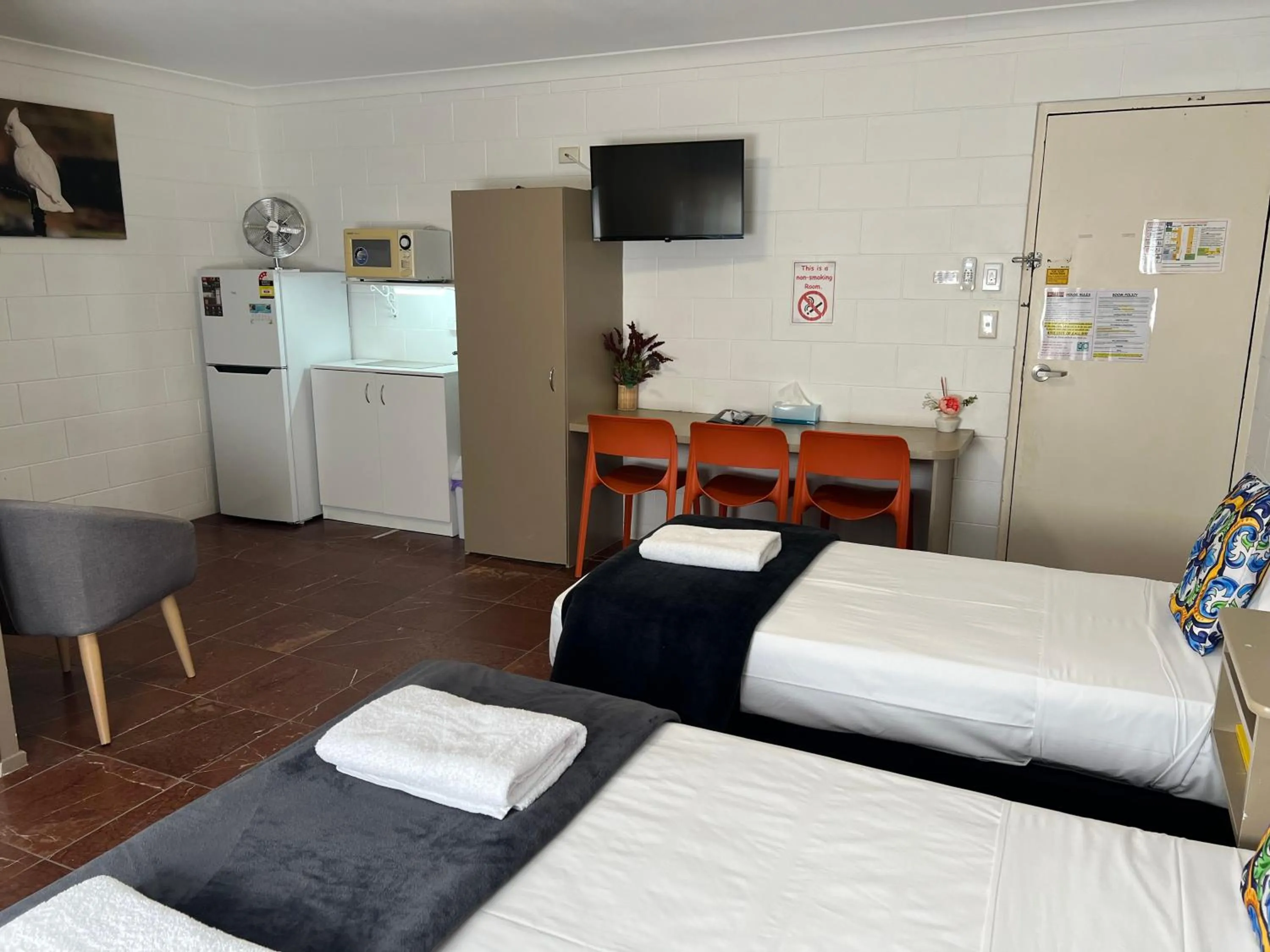 Photo of the whole room, Bed in Spanish Lace Motor Inn