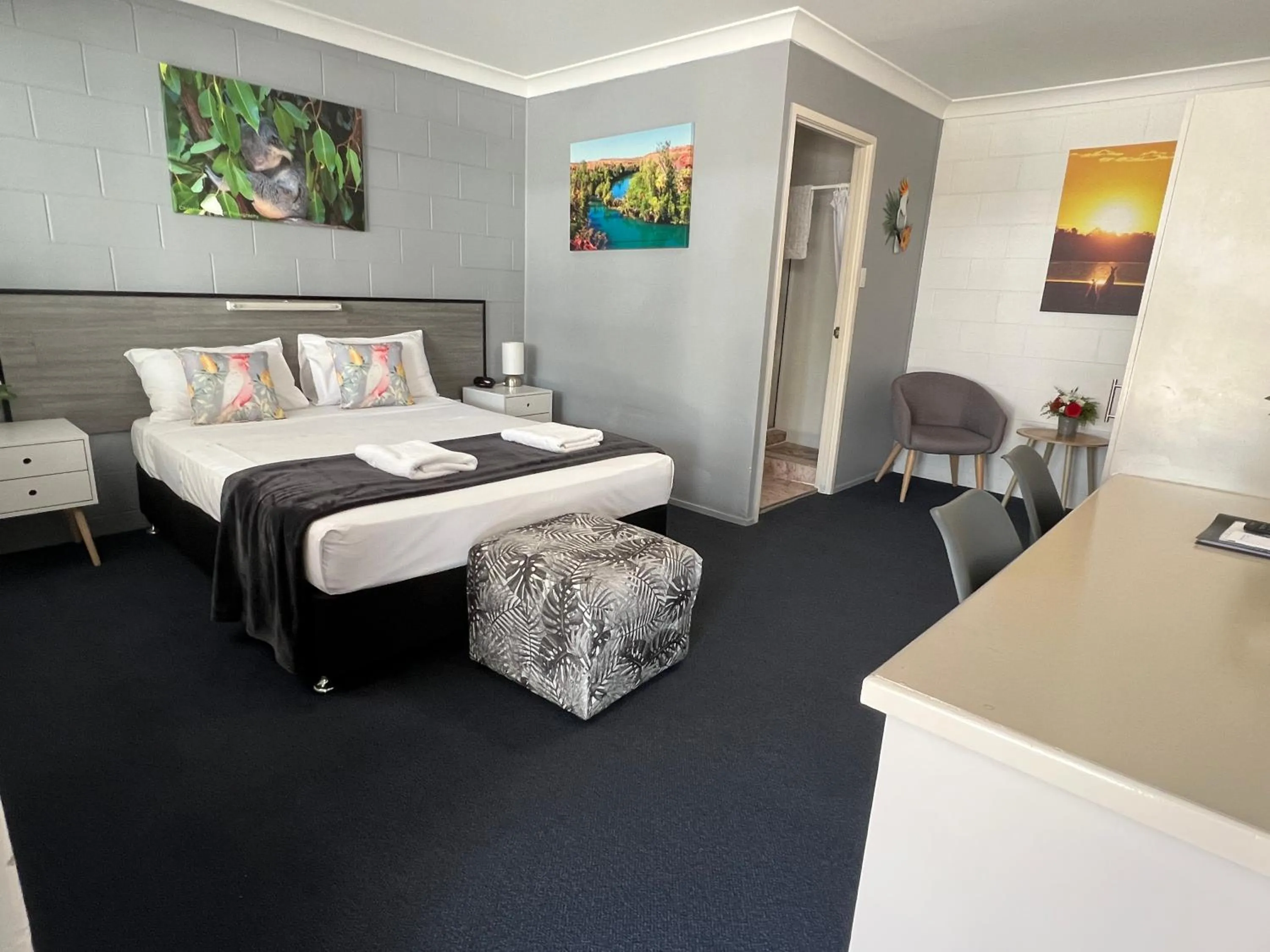 Photo of the whole room, Bed in Spanish Lace Motor Inn