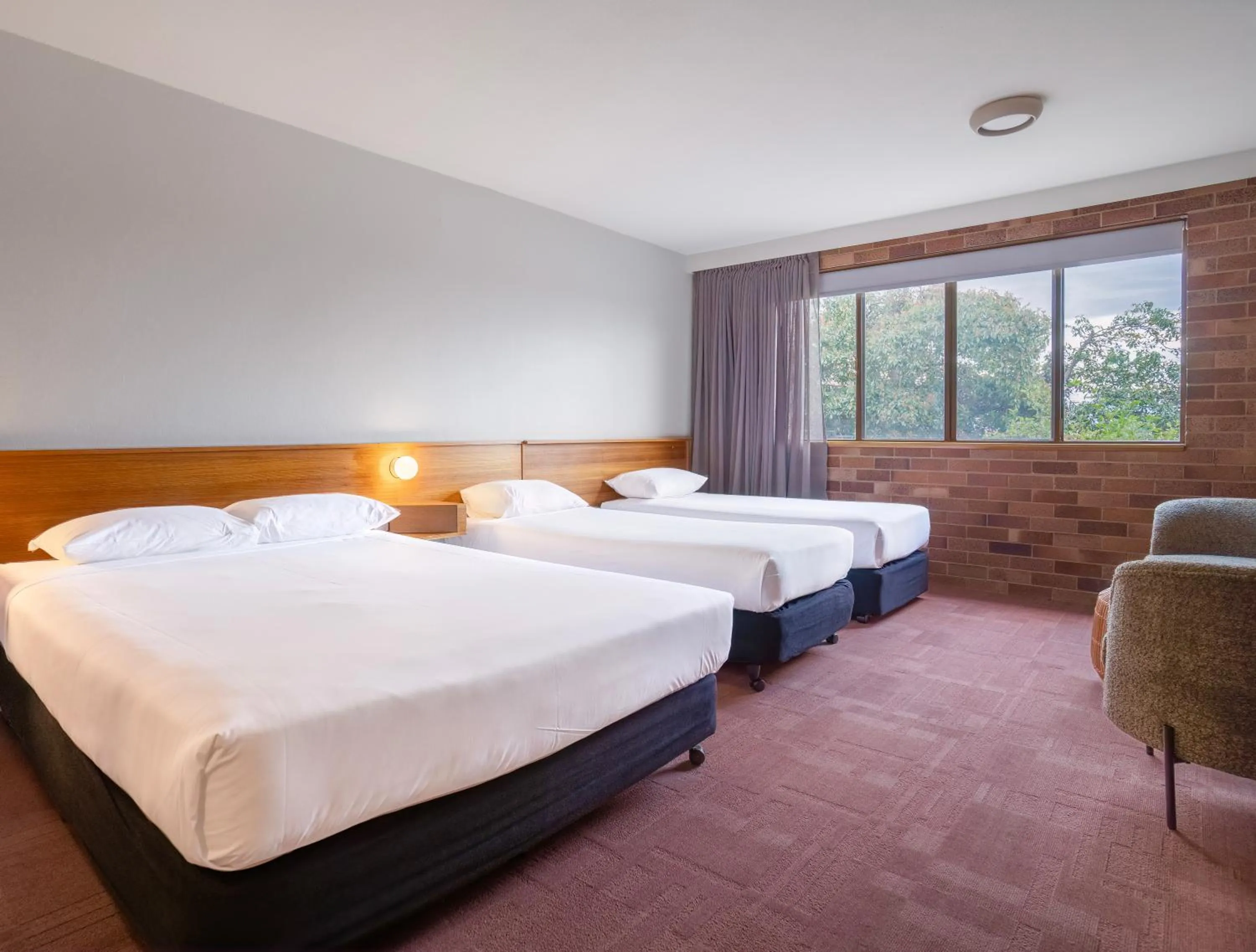 Bed in All Seasons Motel Armidale