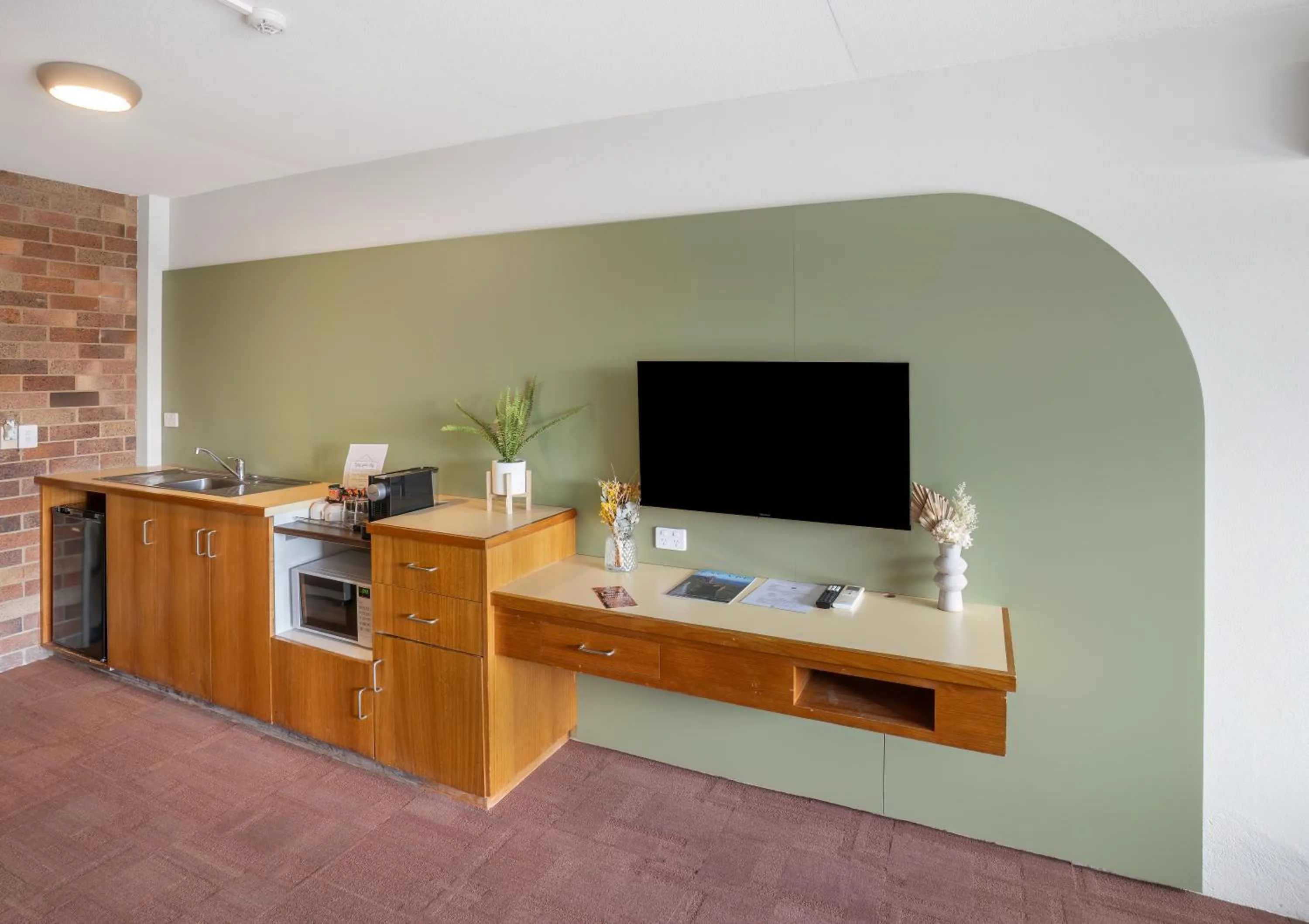 TV and multimedia in All Seasons Motel Armidale