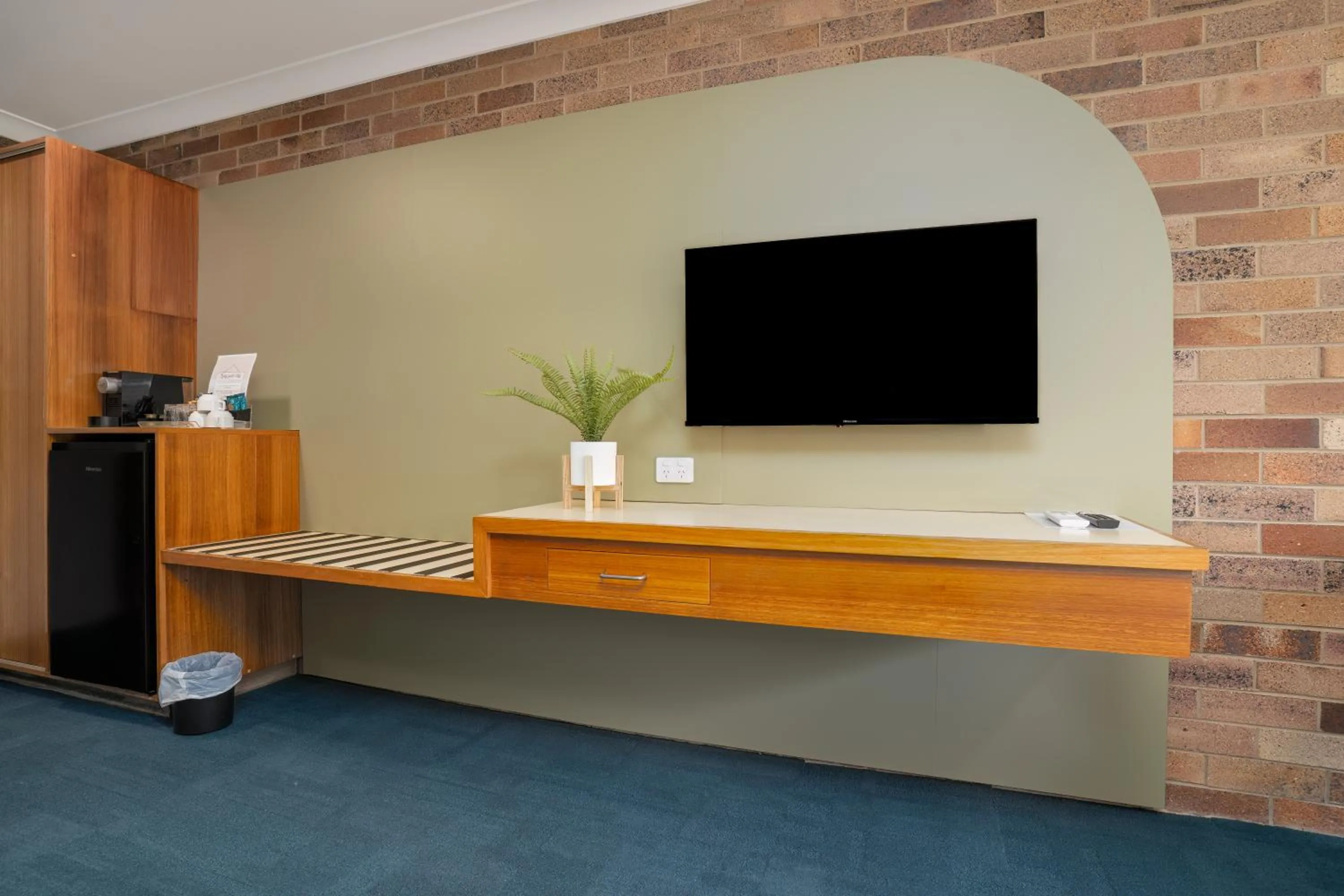 TV and multimedia in All Seasons Motel Armidale
