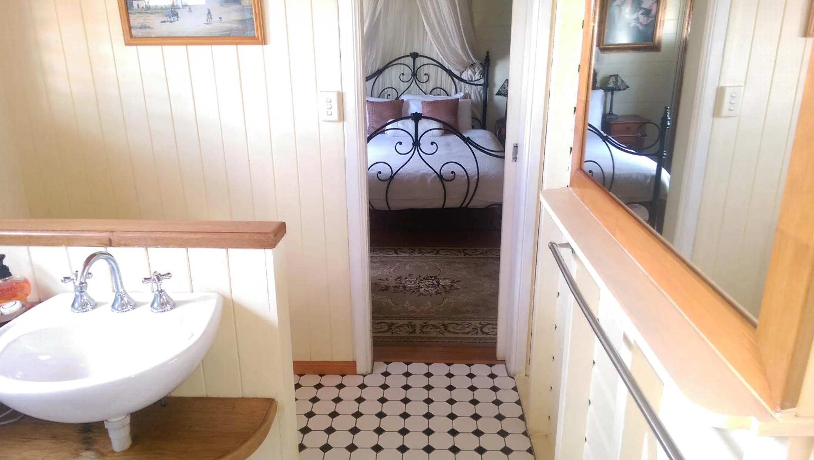 Bed in Classique Bed & Breakfast