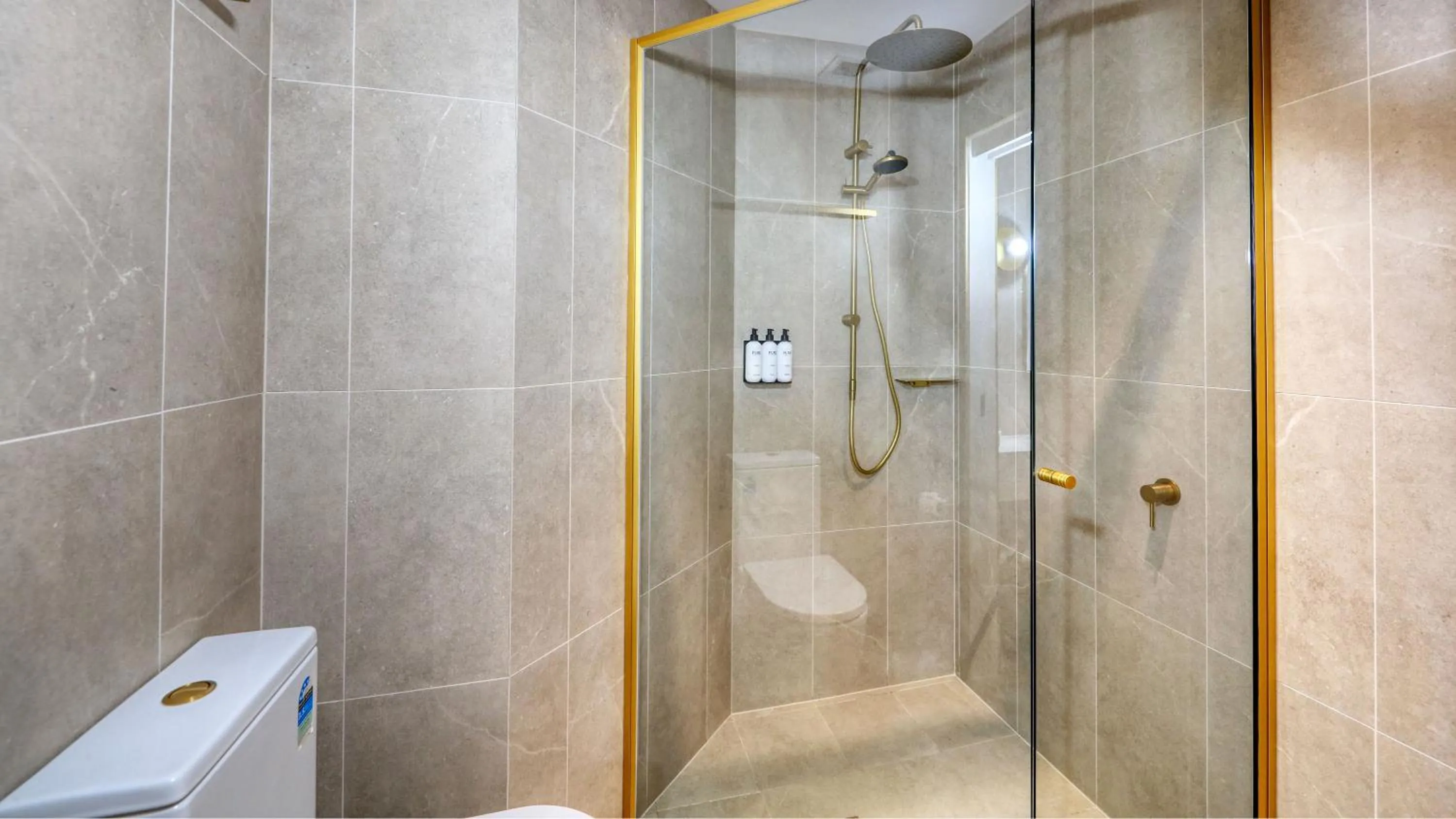 Shower in Dubbo RSL Club Motel