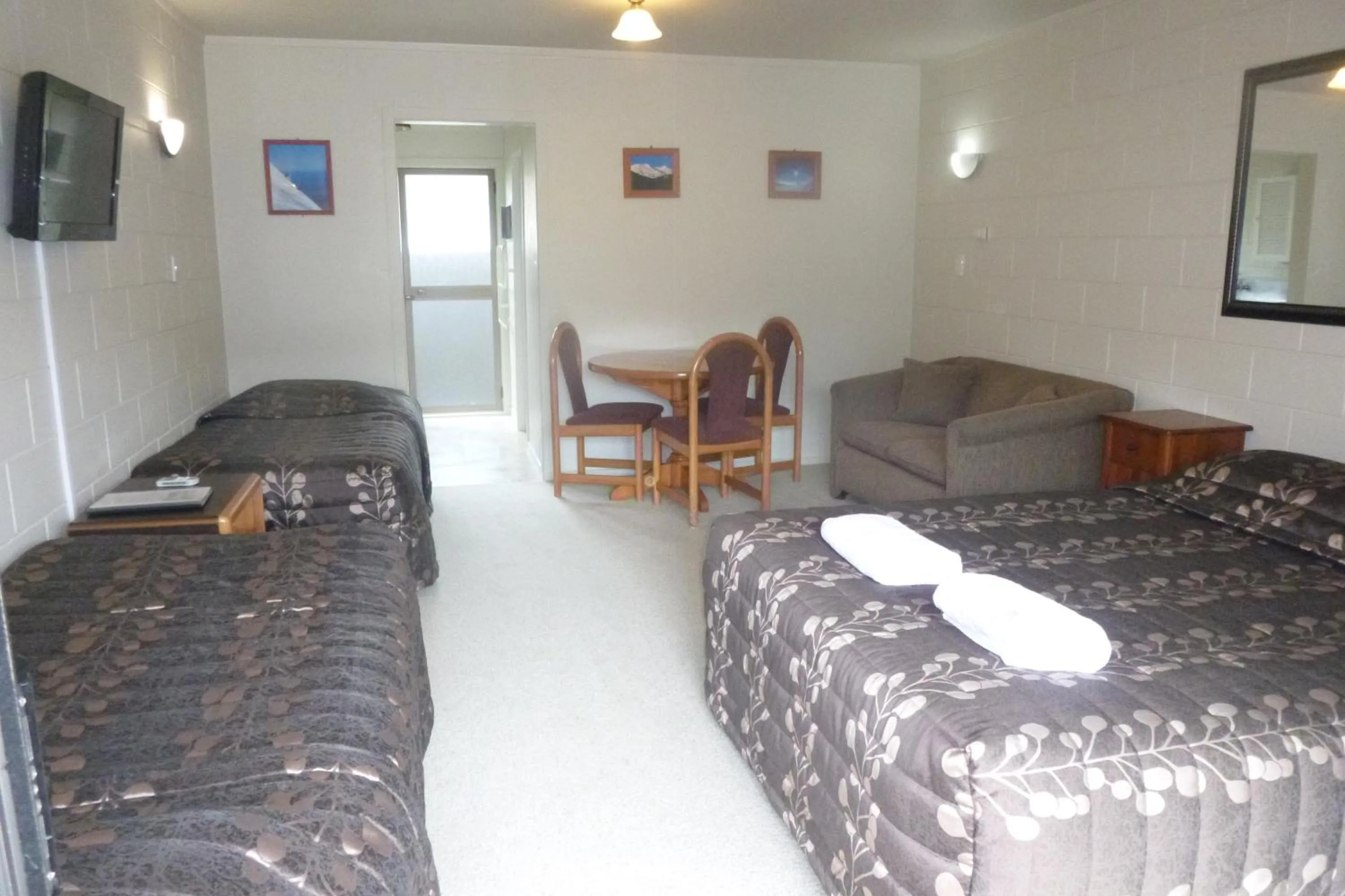Photo of the whole room, Bed in Ruapehu Mountain Motel & Lodge