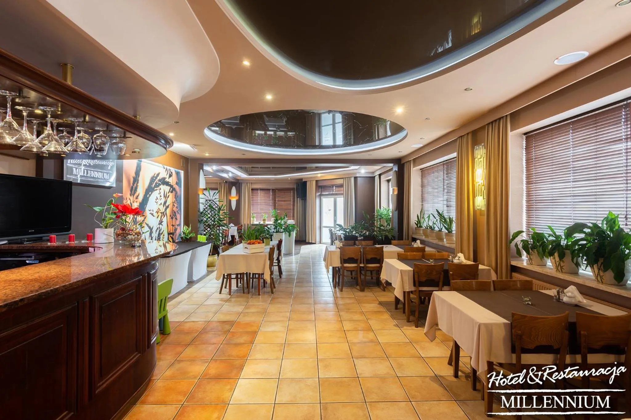 Restaurant/places to eat in Hotel Millennium