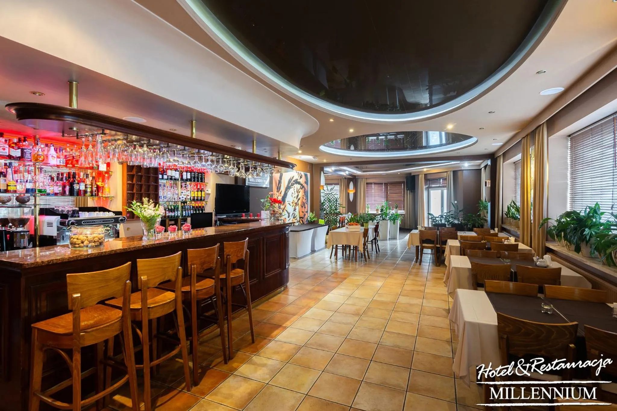 Restaurant/places to eat in Hotel Millennium