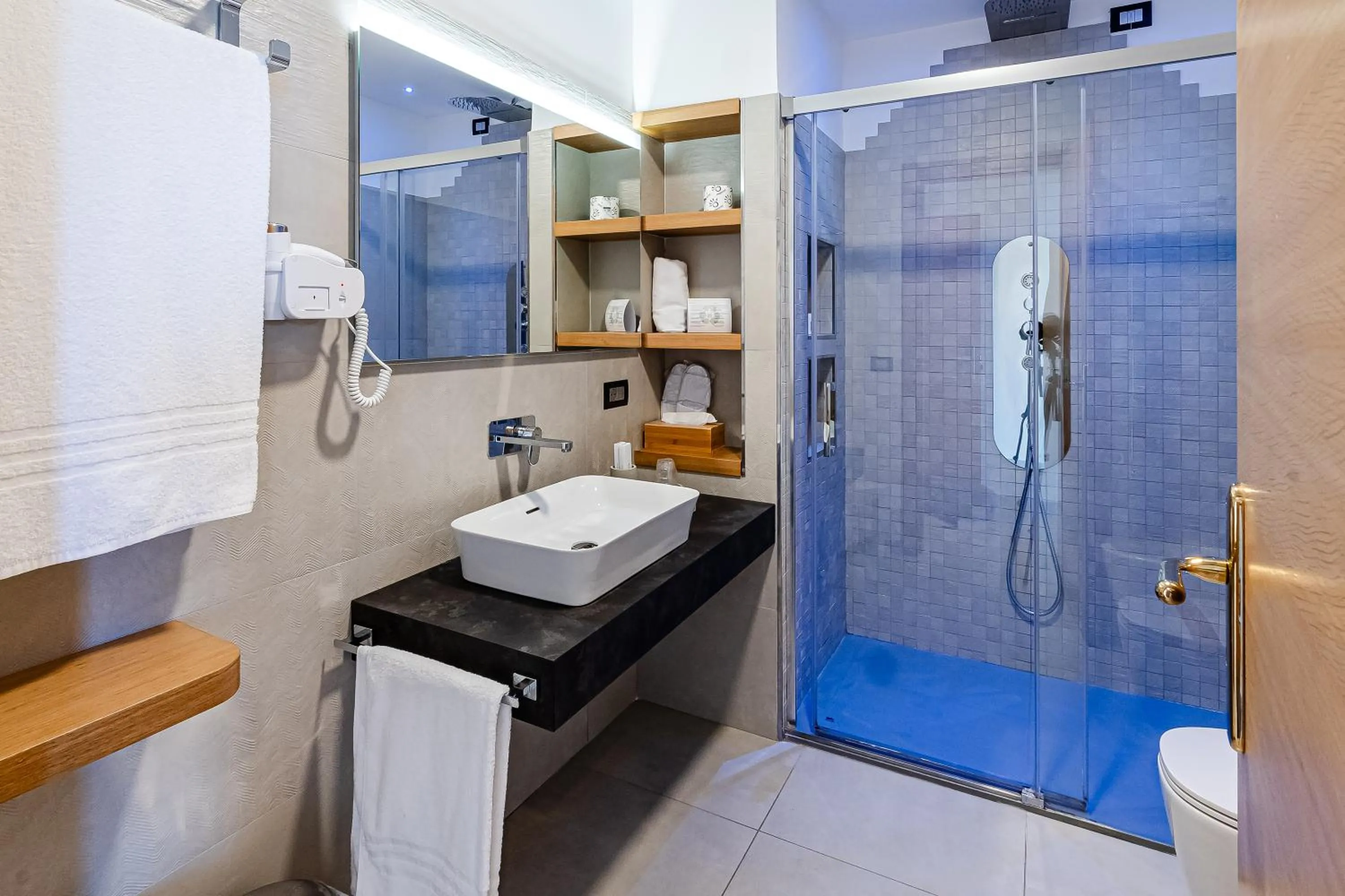 Shower in Grand Hotel Santa Maria