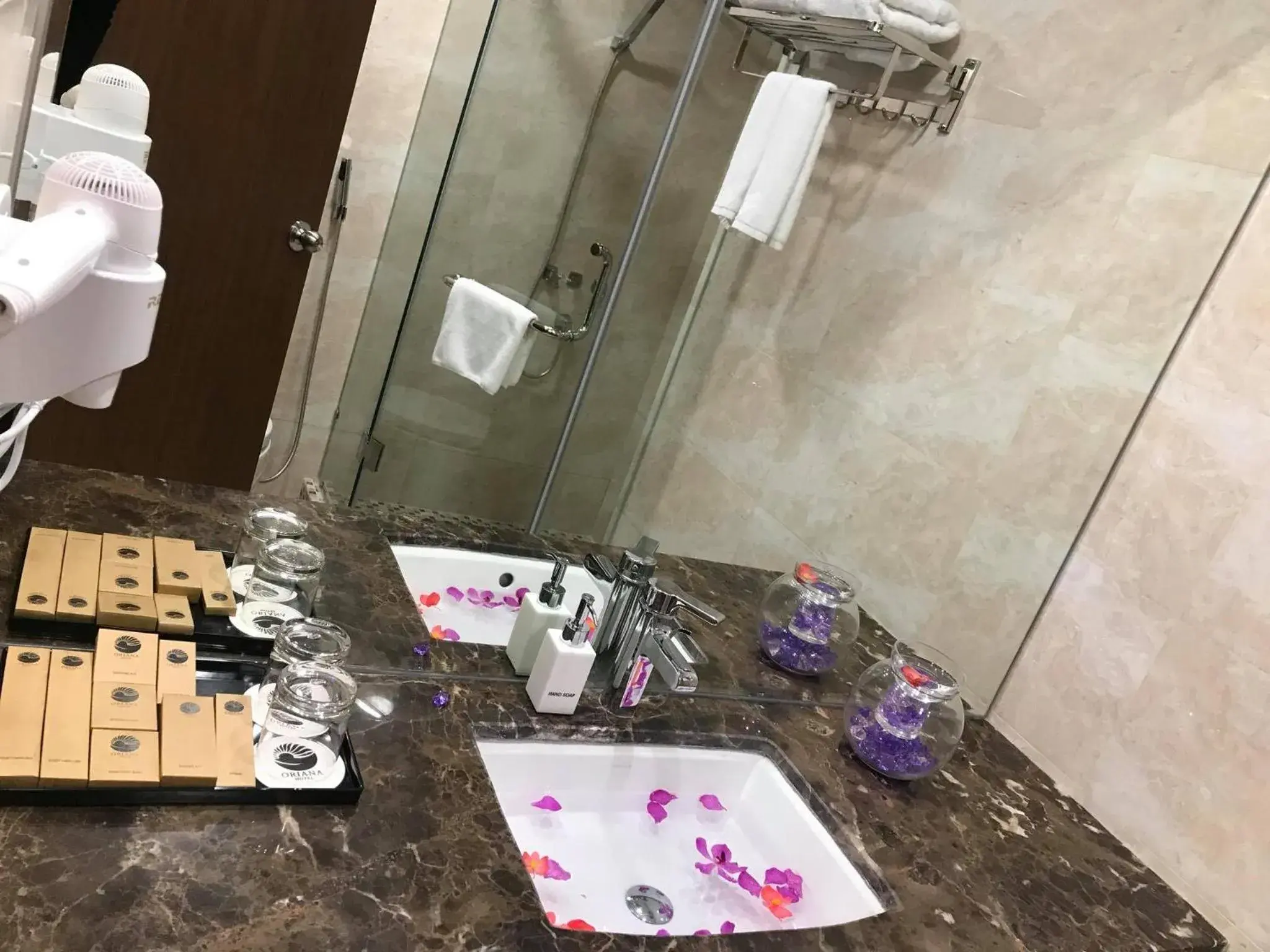 Deluxe King Room in Oriana Hotel Deluxe King Room in Oriana Hotel