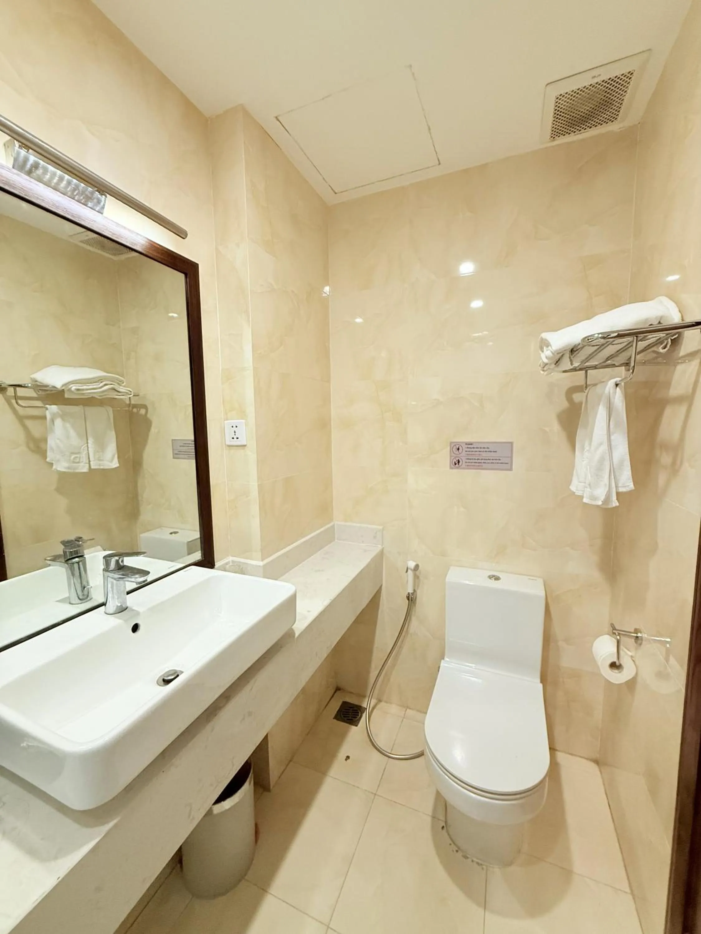 Toilet in Lenid Ocean View Hotel