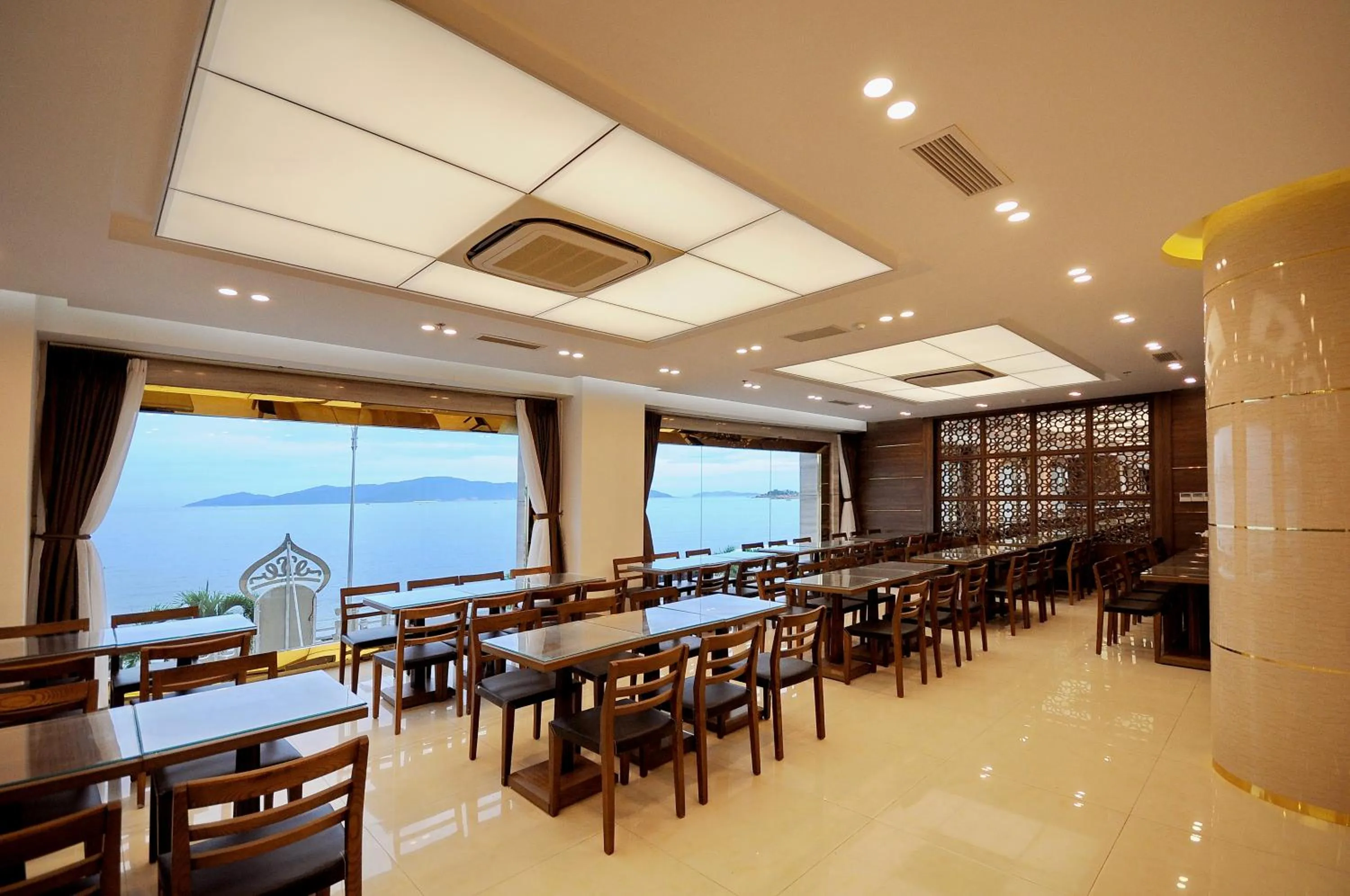 Restaurant/places to eat in Lenid Ocean View Hotel