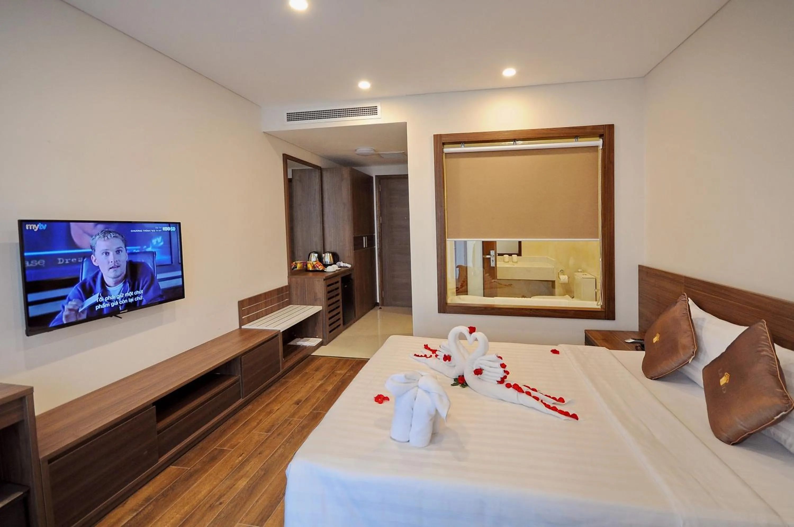 Communal lounge/ TV room, Bed in Lenid Ocean View Hotel