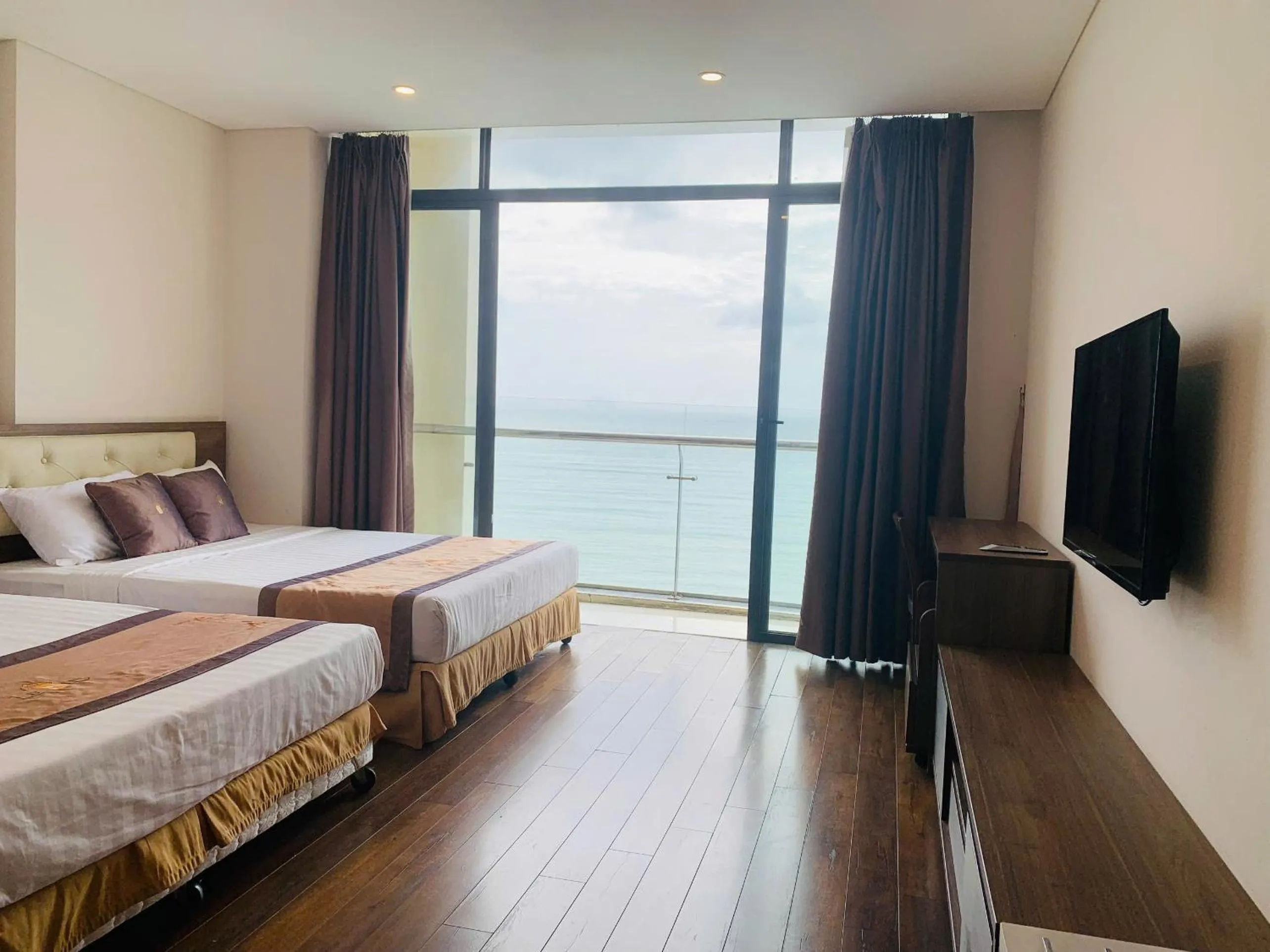 Communal lounge/ TV room, Bed in Lenid Ocean View Hotel