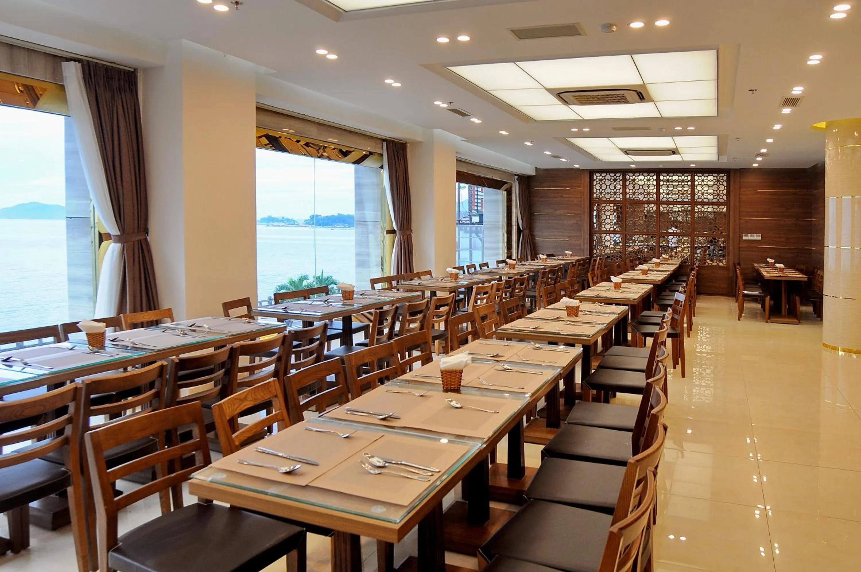 Restaurant/places to eat in Lenid Ocean View Hotel