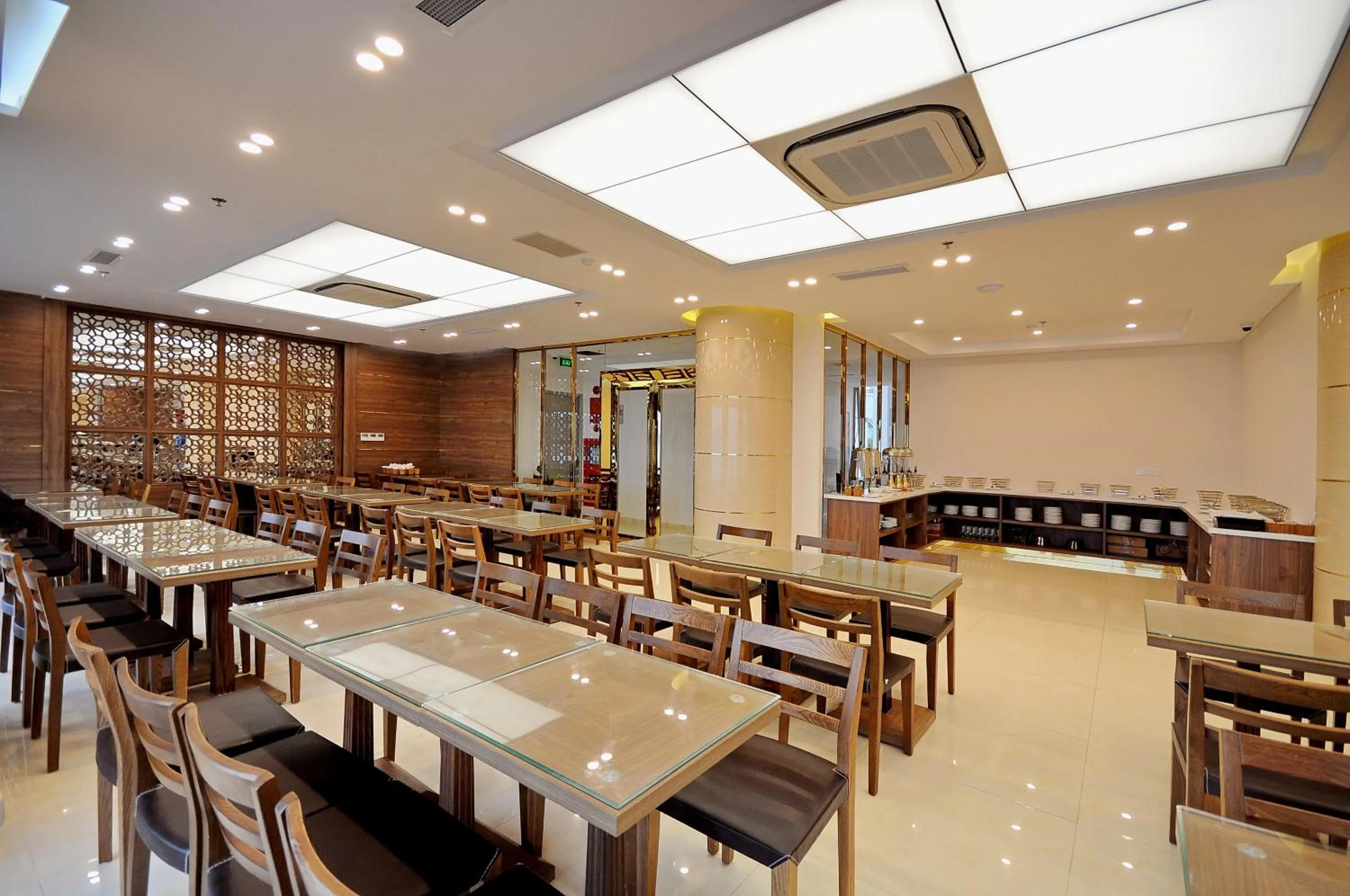 Restaurant/places to eat in Lenid Ocean View Hotel