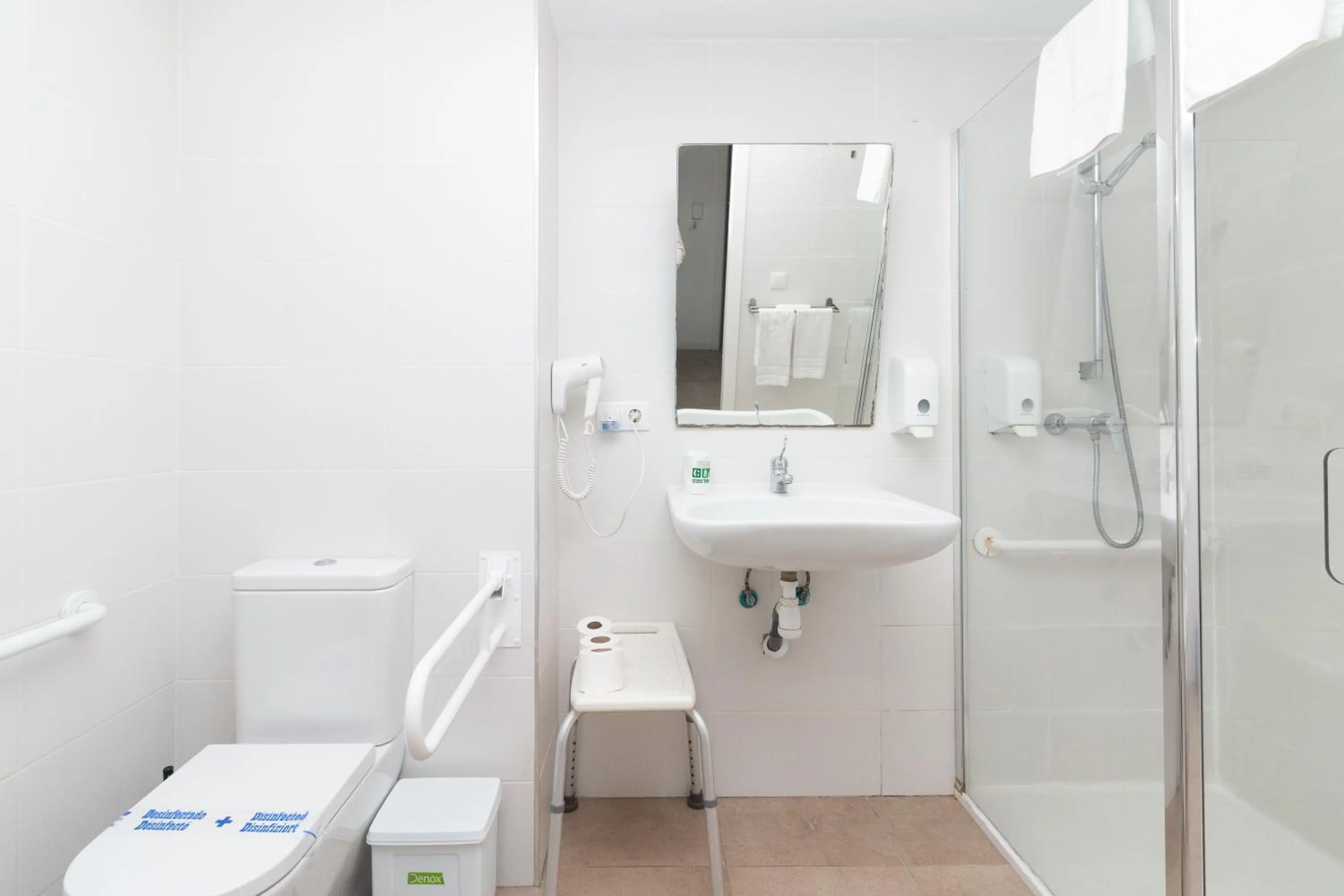 Shower in BET Apartments - Abastos