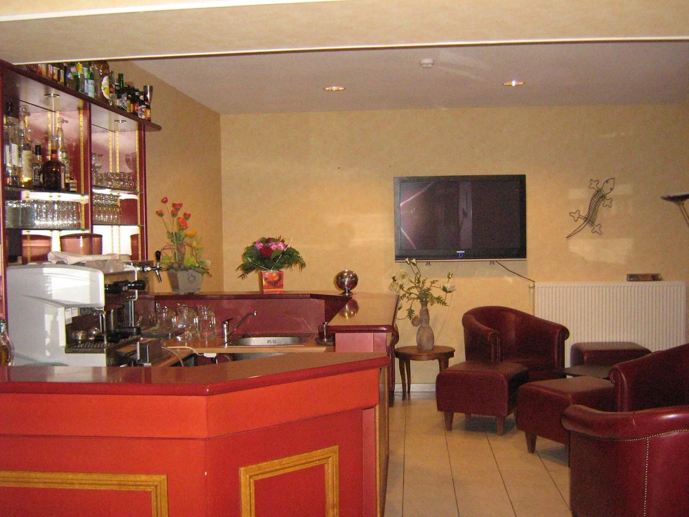Communal lounge/ TV room in Le Lion D'or