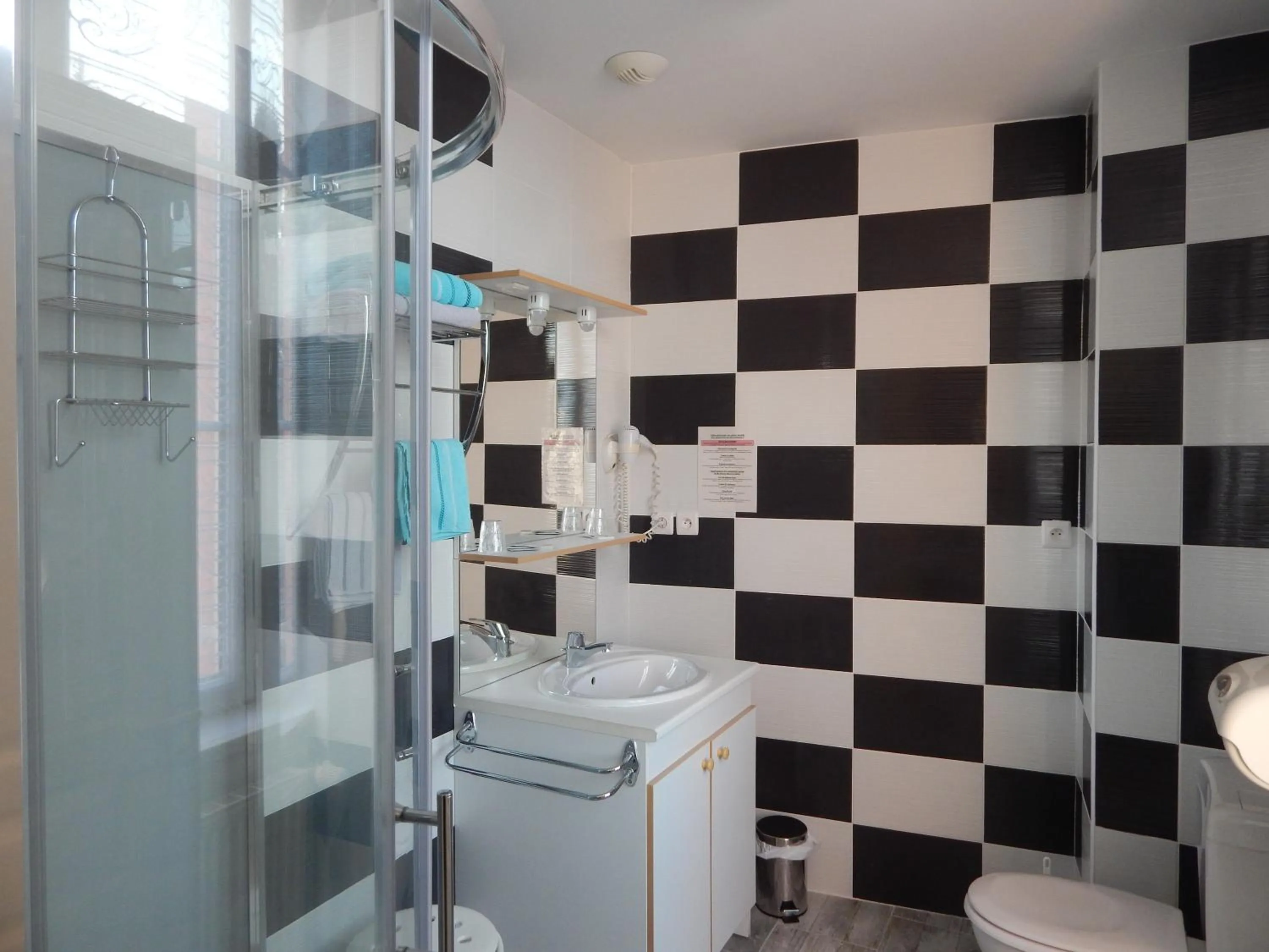 Shower in Le Lion D'or