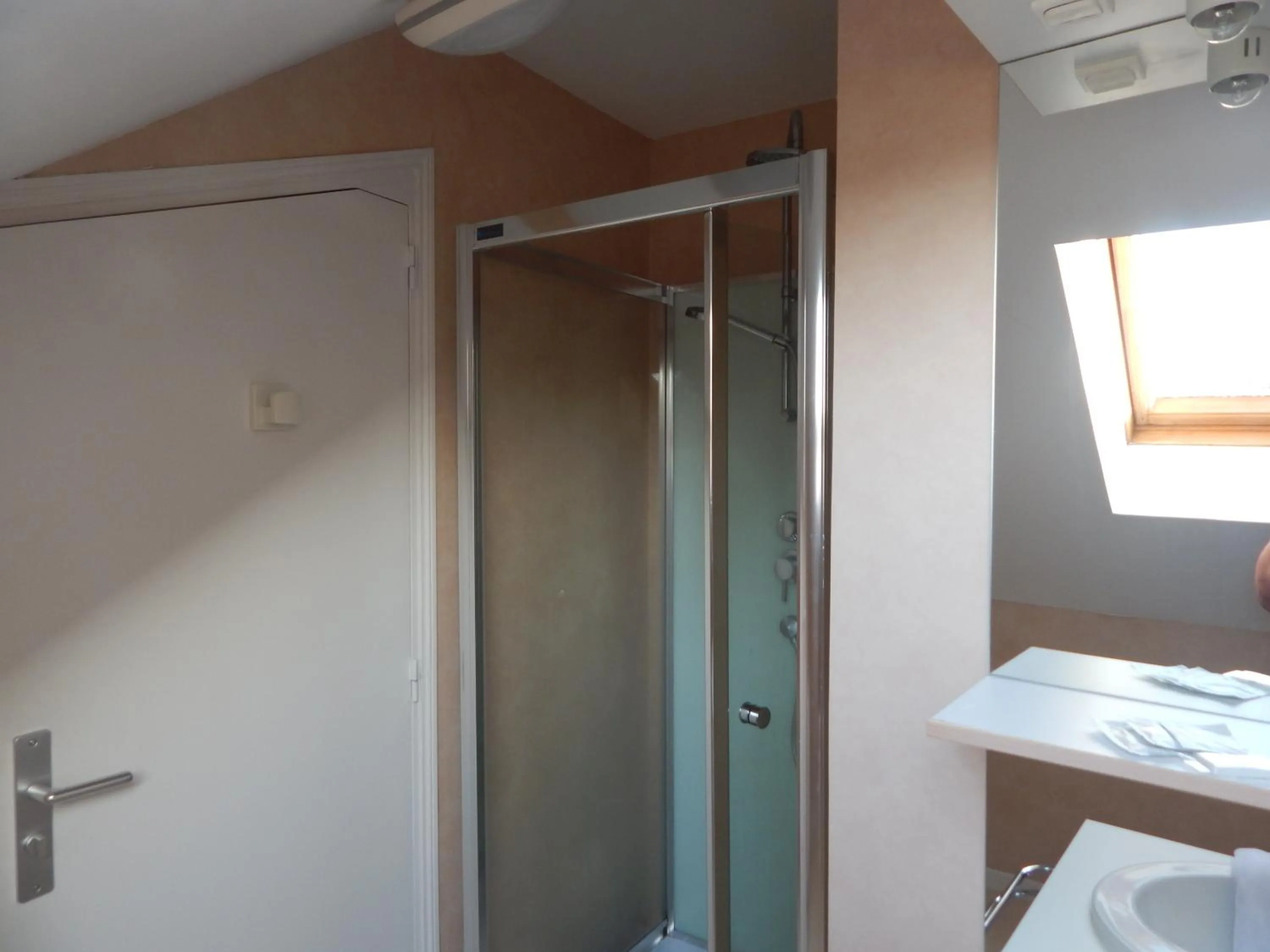 Shower in Le Lion D'or