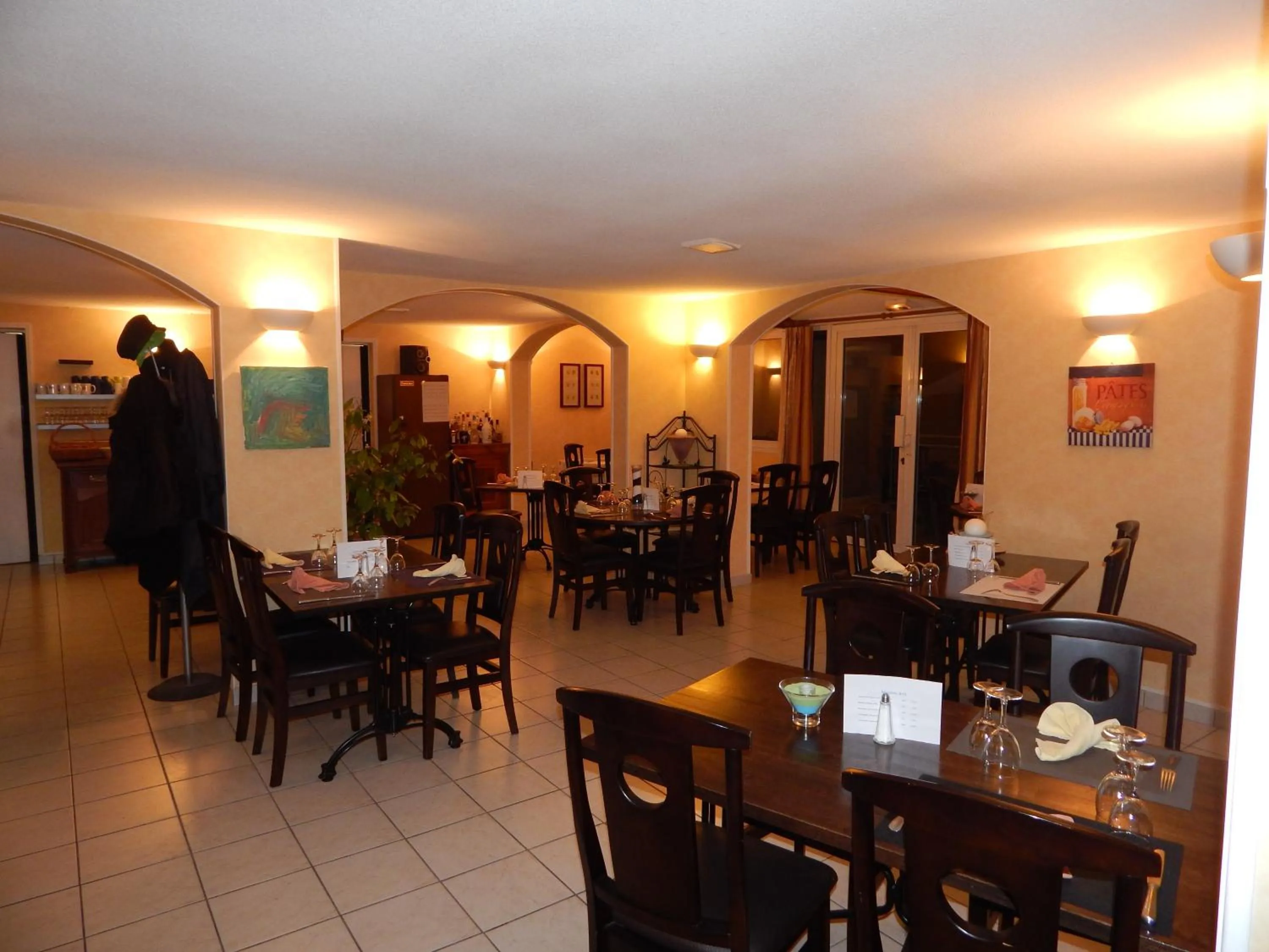 Restaurant/places to eat in Le Lion D'or