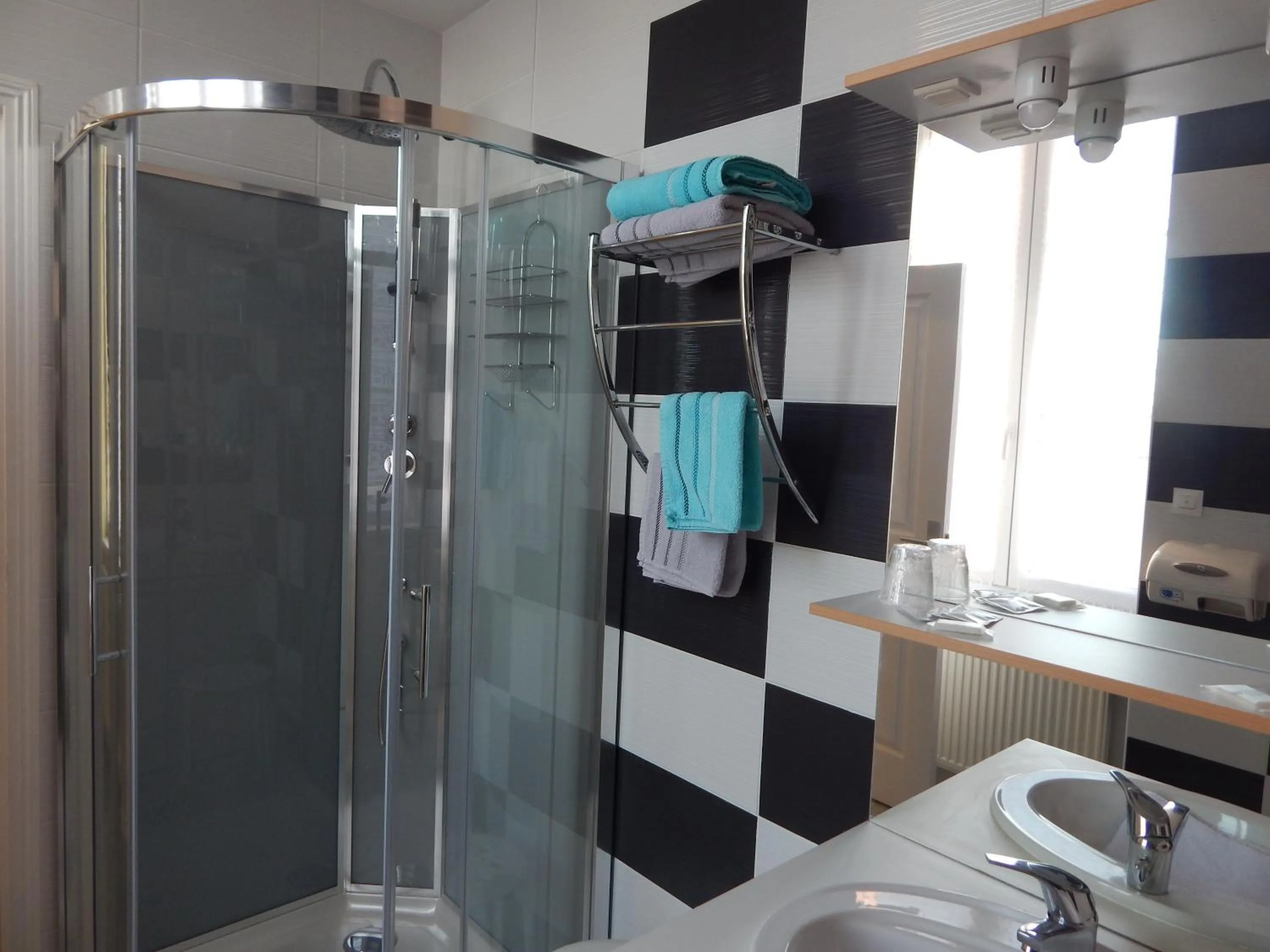 Shower in Le Lion D'or