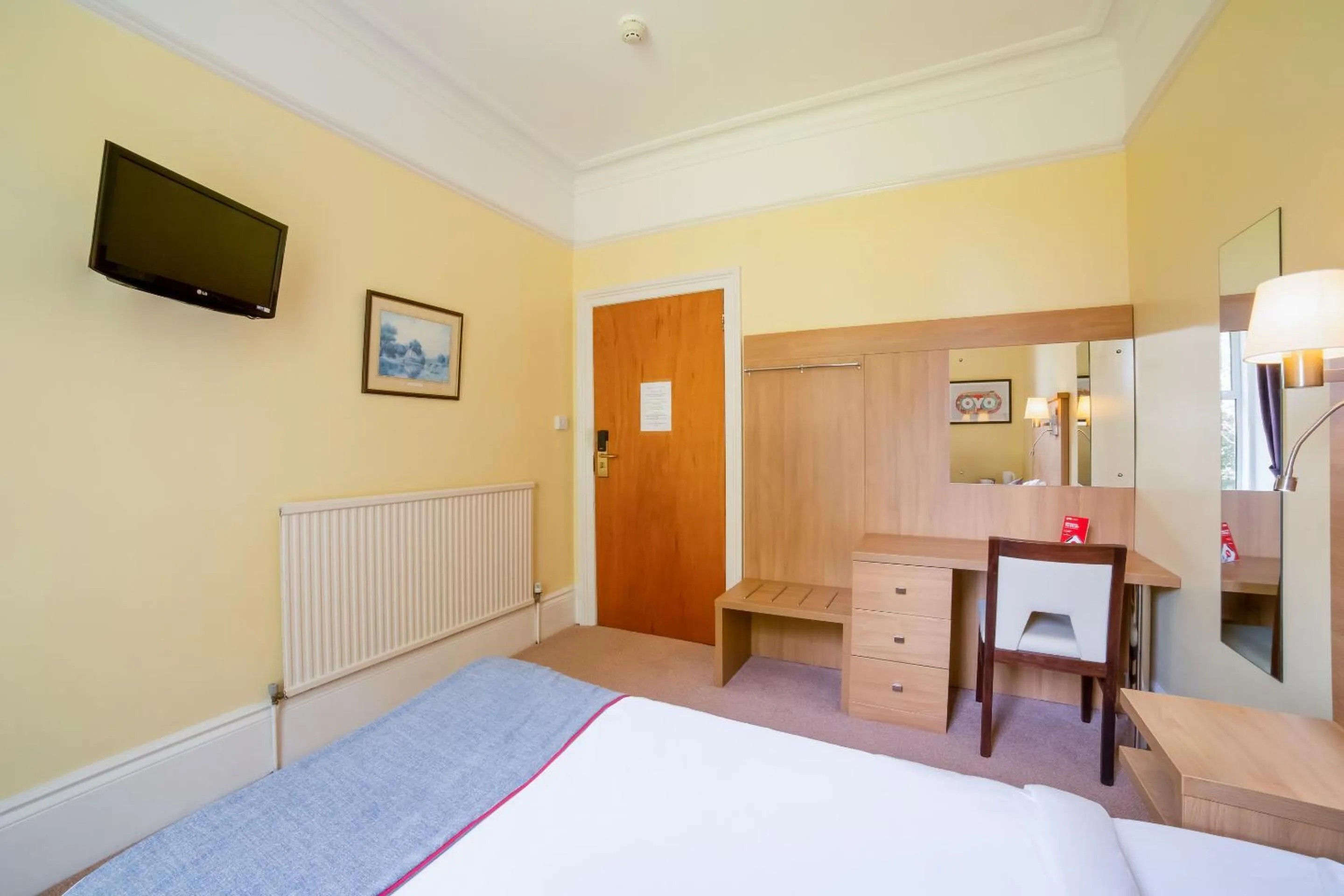 Bedroom, Bed in OYO Eagle House Hotel, St Leonards Hastings