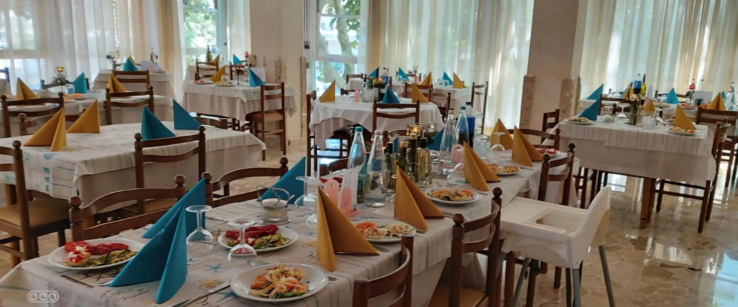 Restaurant/places to eat in Hotel De La Plage